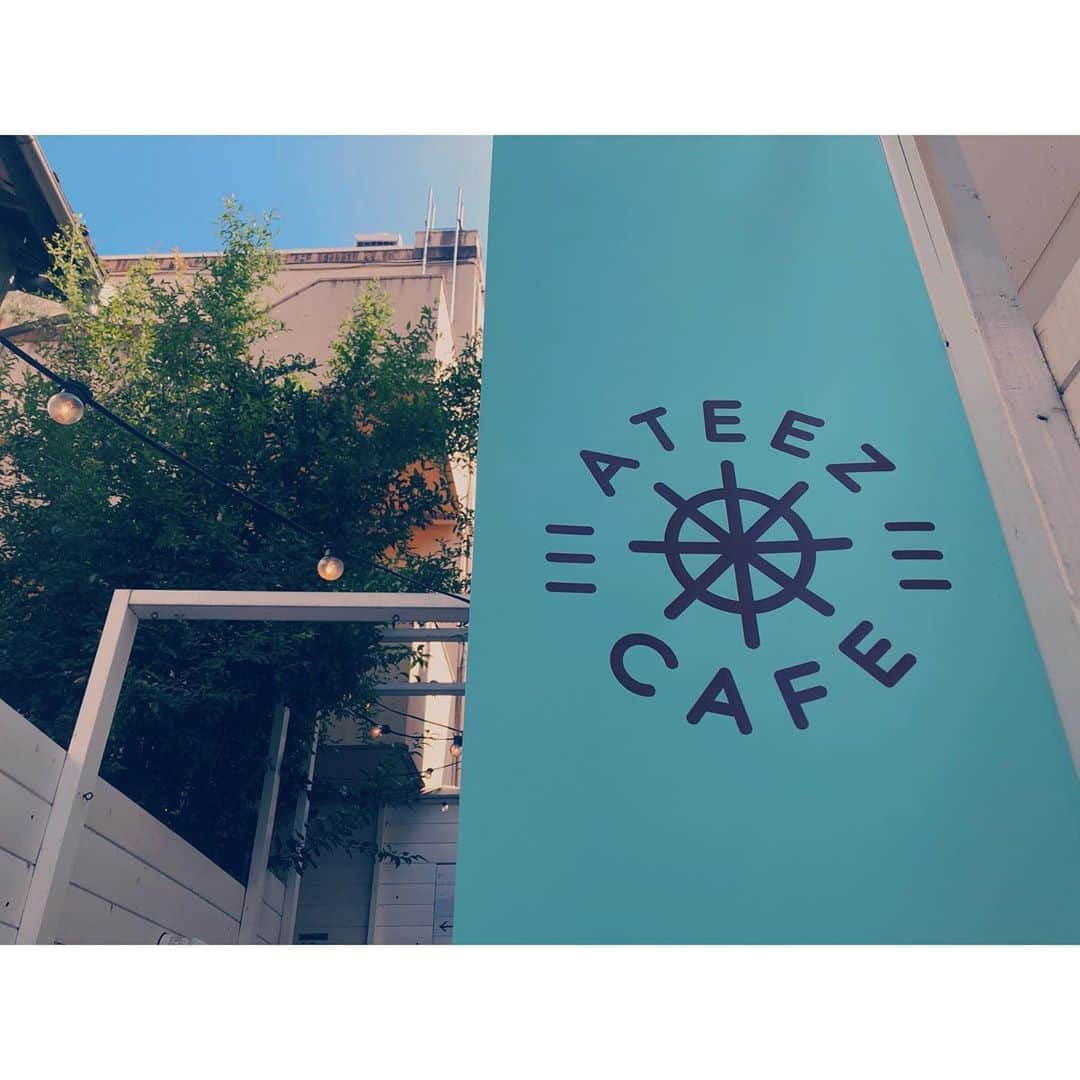 のインスタグラム：「自慢させてくれ、私の友人たち . ランチタイムは、友人の推し事を共にすべく、ATEEZのコラボカフェへ。 . いつも私の推し活に付き合ってもらってることもそうだし、何より推し活している友人たちが最高に可愛いんで、それをそばで見ているだけで、幸せな気持ちになります。← . それに一人でも多ければ、ブラインドのランチョンマットもコースターも還元できるやん？ . そんな２人の友人とは大学時代からの付き合いなのですが、私に韓流の波が一気にきたことによって、ここ最近は限られた時間の中で、より一緒に過ごせる機会が増えて。 . 何か情報が出る度に、見かける度に、教えてくれる心強い友人たちなんだけど。 . 昨日の帰り道、物凄く、心強かったんですよ。 . 嬉しいことも、悲しいことも、いろんなことを、受け止めてくれる、分かち合える、そんな場所。 . こうした場所があることが、どれほど有難く、尊く、愛おしいことかを、実感したんです。 . 「ありのままの私でいいんだ」って思わせてくれる、そんな場所。 . とても無償な関係だけど、私はもっと、返していきたいよ。 . 向き合うべきこととも、とことん付き合ってくれて、本当に友達はかけがえのない存在だと思います。 . 一生ものです、この出会いは。 . #ATEEZ #myfriends #고마워」