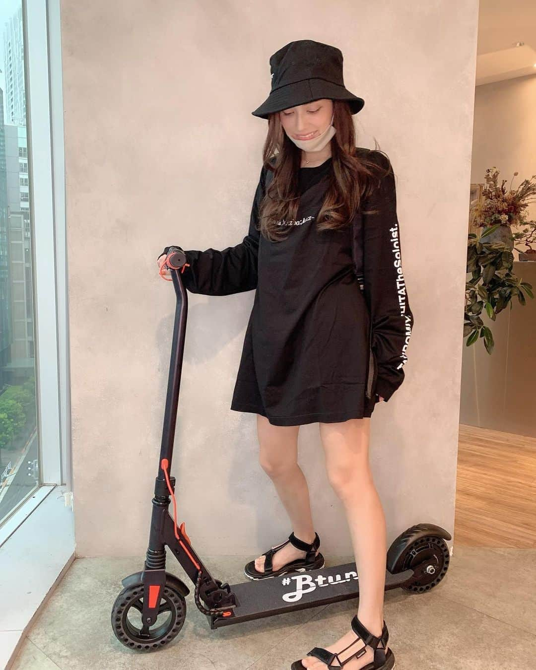 眞木美咲パメラさんのインスタグラム写真 - (眞木美咲パメラInstagram)「🤩 I was sooooo happy to ride my new toy.🛴💜  まっくろくろすけコーデ🖤  そして新しい相棒🥳 @emobiofficial  小学生の時思い出す😚 今ご近所行く時は全部これ 一生懸命キックしてる🤣 脚力ついて痩せそう✨  スタイリッシュで可愛くてお気に入りです🦅  キックボードになったから最近はリュックばかり @newneu_tokyo @newneu.news のリュックだよん ちなみにサンダルも👌🏻  たぽんと着れてかわいいロンTは　@paradise_2017_rm の🤘🏻 ちゃんとショーパン履いてるよ😘笑  ロンTとかトレーナーがどんどん着れて嬉しい毎日😚  #イーモビ #emobi　#newneu #キックボード　#paradise  #ootd #黒コーデ」10月3日 19時25分 - pamypamypamy