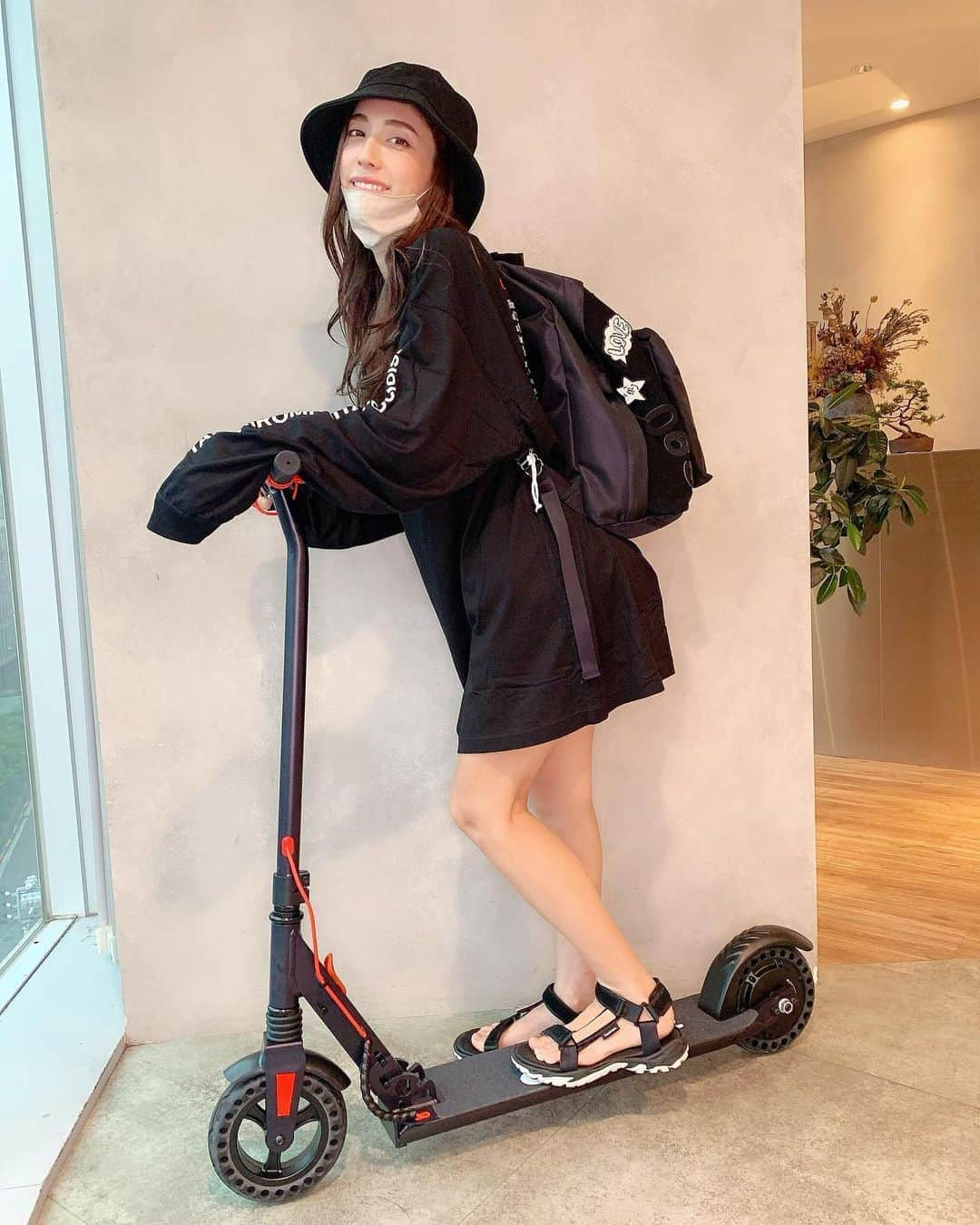 眞木美咲パメラさんのインスタグラム写真 - (眞木美咲パメラInstagram)「🤩 I was sooooo happy to ride my new toy.🛴💜  まっくろくろすけコーデ🖤  そして新しい相棒🥳 @emobiofficial  小学生の時思い出す😚 今ご近所行く時は全部これ 一生懸命キックしてる🤣 脚力ついて痩せそう✨  スタイリッシュで可愛くてお気に入りです🦅  キックボードになったから最近はリュックばかり @newneu_tokyo @newneu.news のリュックだよん ちなみにサンダルも👌🏻  たぽんと着れてかわいいロンTは　@paradise_2017_rm の🤘🏻 ちゃんとショーパン履いてるよ😘笑  ロンTとかトレーナーがどんどん着れて嬉しい毎日😚  #イーモビ #emobi　#newneu #キックボード　#paradise  #ootd #黒コーデ」10月3日 19時25分 - pamypamypamy