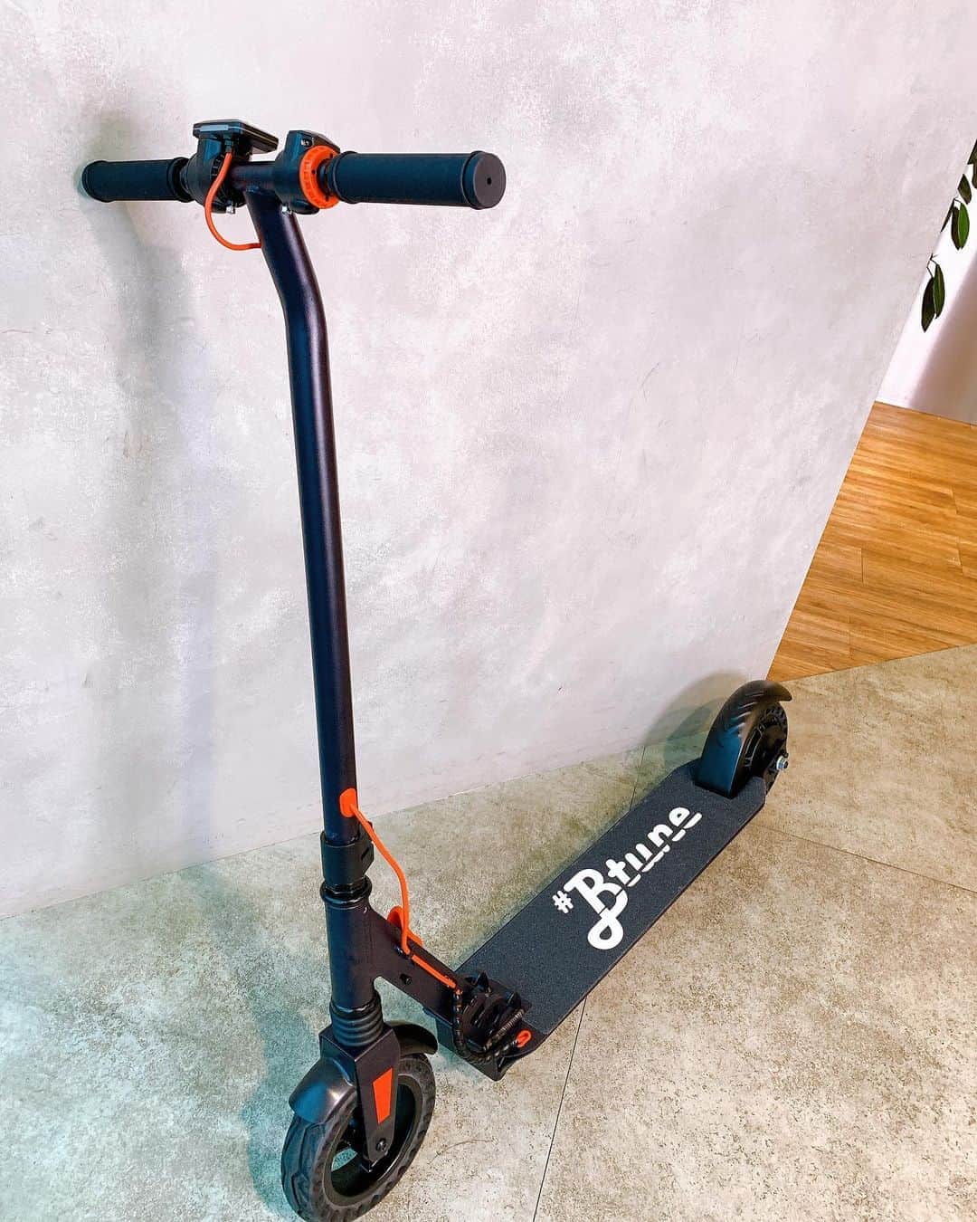 眞木美咲パメラさんのインスタグラム写真 - (眞木美咲パメラInstagram)「🤩 I was sooooo happy to ride my new toy.🛴💜  まっくろくろすけコーデ🖤  そして新しい相棒🥳 @emobiofficial  小学生の時思い出す😚 今ご近所行く時は全部これ 一生懸命キックしてる🤣 脚力ついて痩せそう✨  スタイリッシュで可愛くてお気に入りです🦅  キックボードになったから最近はリュックばかり @newneu_tokyo @newneu.news のリュックだよん ちなみにサンダルも👌🏻  たぽんと着れてかわいいロンTは　@paradise_2017_rm の🤘🏻 ちゃんとショーパン履いてるよ😘笑  ロンTとかトレーナーがどんどん着れて嬉しい毎日😚  #イーモビ #emobi　#newneu #キックボード　#paradise  #ootd #黒コーデ」10月3日 19時25分 - pamypamypamy