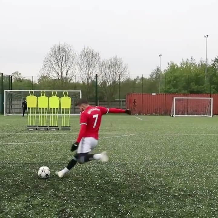 F2Freestylersのインスタグラム：「If @davidbeckham was a lefty! 🎯🤩 Tag a set piece specialist below 👇」