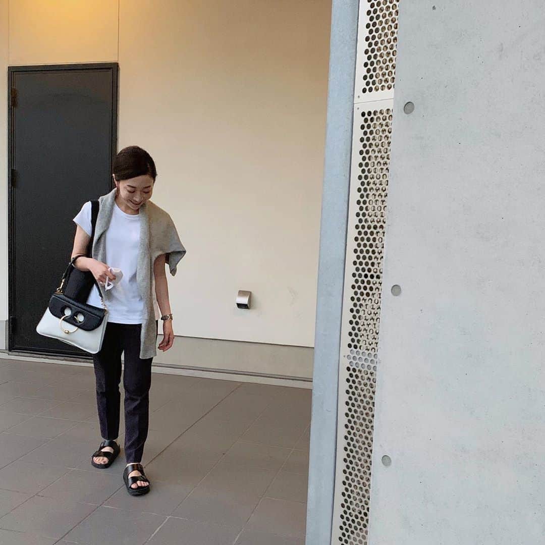 のインスタグラム：「ジム帰り... 体力ついてきた気がする〜😄 . . 気がする〜が重要！笑🏋️‍♀️ . . マインドコントロール的な感じ😂 . かなりしごかれてヘロヘロです〜🏃🏻 . . . . . . . . #jwanderson#piercebag#uniqlo#monotone#style#outfit#simple#コーデ#ユニクロコーデ#ユニクロユー#モノトーン好き#モードカジュアル#モノトーンコーデ#シンプルコーデ#モノトーン好き#大人コーデ#大人スタイル#大人カジュアル#アウター#153cm#30代コーデ#30代ファッション#秋コーデ」
