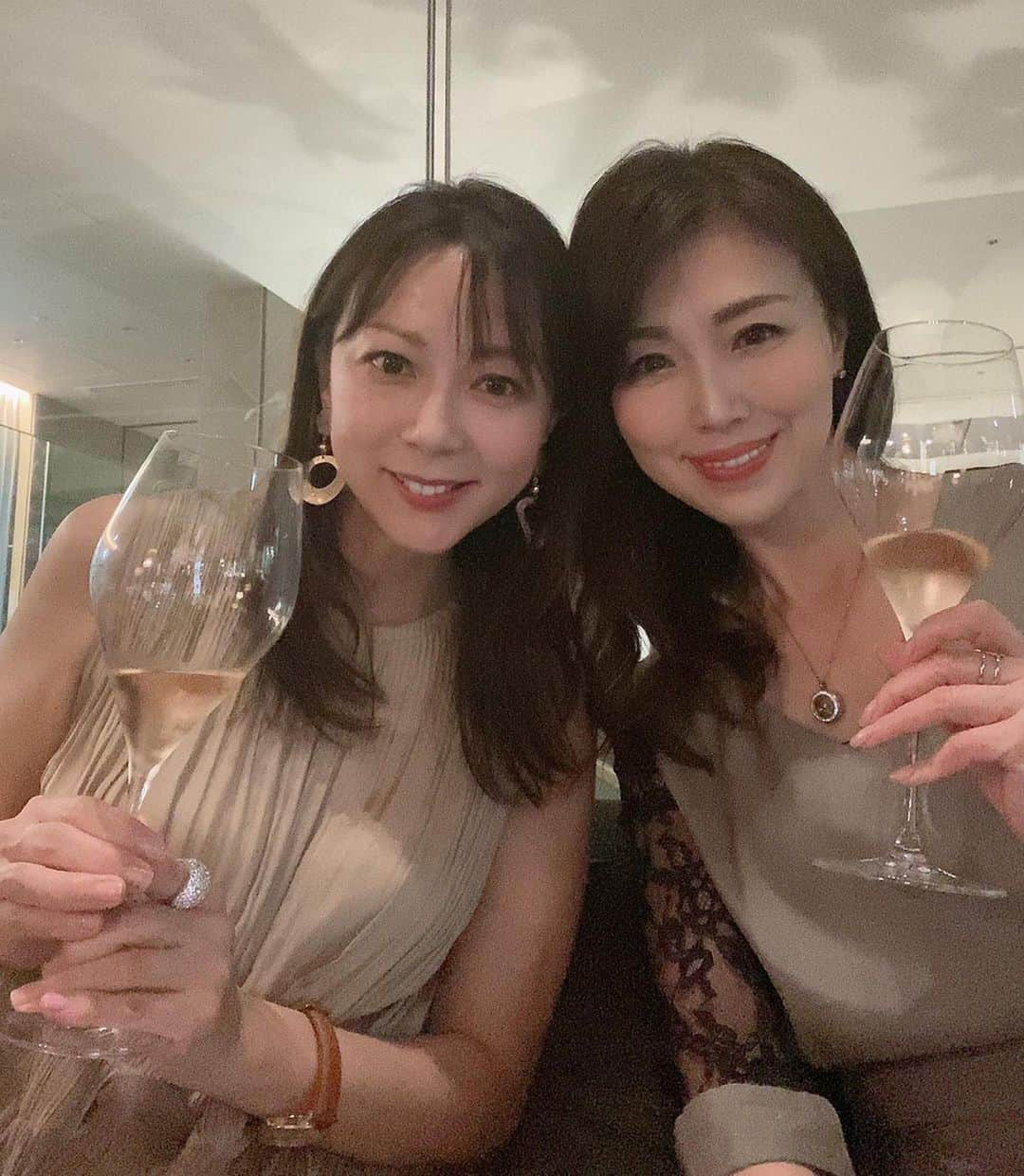 ImotoEtsuyo さんのインスタグラム写真 - (ImotoEtsuyo Instagram)「・ ・ #enotecawine ✖️#norajones  ・  ・  ・ お酒と音楽が愉しめる大人のための サロンラウンジ　 サローネヴァンドルディ へ！ ・  ・ 和のテイストもある ラグジュアリーな空間で ノラ・ジョーンズの曲を聴きながら ワインペアリングのモダンビストロ コースを🎵 美味しい料理とワインを堪能しました。 ・ ワインセレクトは ワインジャーナリストの　#山本昭彦 氏 ・ ・ 今回のコースは #ワイン との　#マリアージュ を 楽しむために考えられたコース。 どれもとてもよく合い美味しく頂きました。  開放的で素敵な雰囲気の空間は ずっと居たいと思える居心地の良さ❣️ 時間によっては生演奏や ライブステージが楽しめるそう。 ・ ・ また行きたいと思えるお店でした✨✨ ・ ・ @salonevendredi  #salonevendredi #日本橋カフェ#日本橋ランチ#cocktailtime #オリジナルカクテル #生演奏#大人の遊び場 #大人時間 #foodstagram #tokyogourmet #東京グルメ  #三越前 #wine #champagne  #louisroderer #byottrosé #vinaesmeralda #trimbachriesling #tardieulaurent  #chianticlassico  #ノラジョーンズ   ・ #fashion  #オールインワン　＆　#shoes  ➡︎ @lanvin_en_bleu_womens   ・ #bag ➡︎ @hermes」10月3日 19時31分 - bisuhada