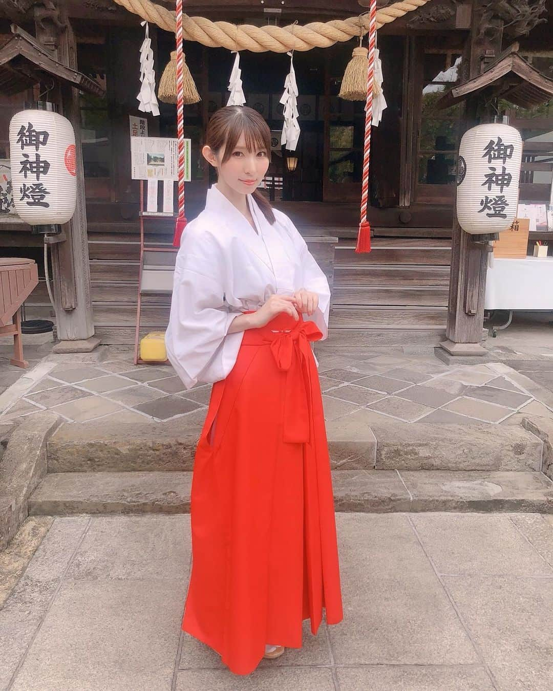 璃波さんのインスタグラム写真 - (璃波Instagram)「巫女服を着ました❤️ 本日は前橋撮影会お疲れ様でした😉👏 ・ #巫女服 #巫女 #巫女さん #撮影会 #撮影 #撮影モデル #costume #japanesegirl  #photooftheday #selfie #followme #follow #love #instagood #셀카 #촬영 #인물 #좋아요환영 #コスプレイヤー #璃波」10月3日 19時31分 - rinami_13