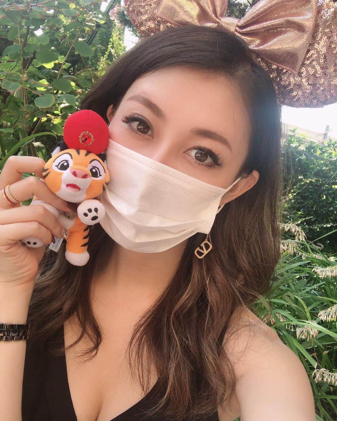 のインスタグラム：「お誕生日カウントダウンもディズニーに連れて行ってもらった❤️❤️ 暑い日のマスクは結構きついけど やっぱり大好きディズニー💓💓 ずっとチャンドゥと遊んだよお🐯 好きな所に連れて行ってくれて感謝🥰🥰 お店を出してから20代後半はひたすら仕事がんばったから 30過ぎてから少し気持ちにも余裕が持てるようになった気がする❣️自分のためにがむしゃらに働くのもいいけど 人の役にも立てる人間になっていきたいです🐕🐕 誕生日カウントダウンから 9月中ずーっと祝ってくれたみんなありがとう🥺❤️❤️ 幸せくんでした🥰🥰🥰 #誕生日ディズニー#🎂#ありがとう#bd#happy#disney#disneysea#チャンドゥ#🐅」