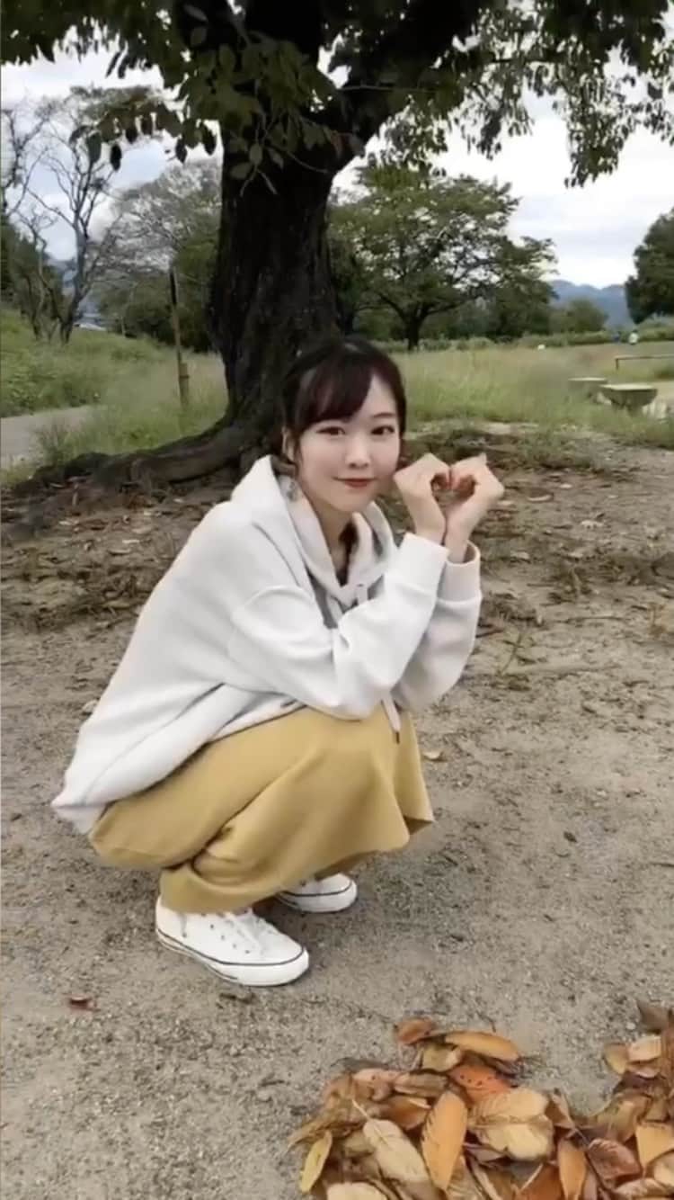 齋藤佳穂のインスタグラム：「久しぶりに公園行ったらちょっと秋になっていました🍂  #ミスキャンパス立命館 #ミスキャン #ミスコン #ミス立命館  #京都 #女子大生 #私のお気に入り#公園 #ritsumeikan#秋コーデ #秋服コーデ #秋服 #秋カラー #写真」