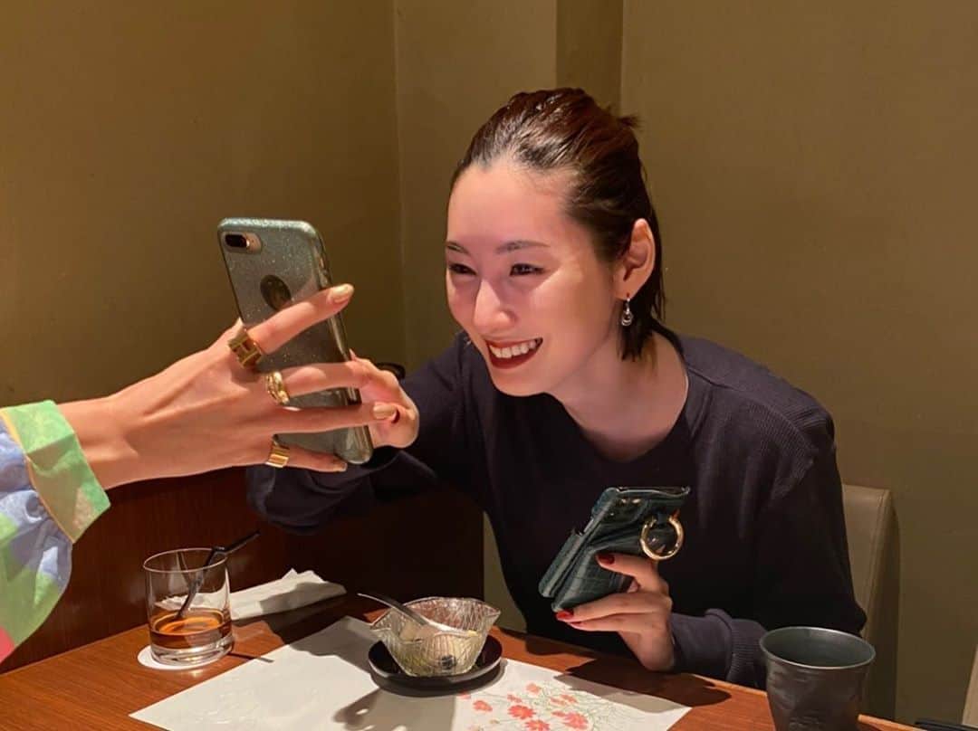 橋本江莉果さんのインスタグラム写真 - (橋本江莉果Instagram)「先日 @yuriang_ と @sonchan0111 と初めて3人でご飯を食べに行ってきました👩🏻🧒🏻👱🏼‍♀️💕﻿ ﻿ @meeth_official を通して仲良くなって、正直ご飯へ行く前は、優里亜と「なんか緊張するね😂」とドキドキしていたのですがw﻿ ﻿ そんな緊張はどこへやらってくらい、ほんとに楽しくってたのしくって、全然時間が足りないくらい色んな話で盛り上がって、またすぐ集まろうとなったくらい😝💘﻿ ﻿ 何回「すごい！」と言ったか分からないくらい、ソンちゃん(まだちょっとだけ慣れない呼び方w)のパワーや知識や探究心、向上心、そして情熱と愛がすご過ぎて、優里亜と2人で驚きの連続でした👏🏼🤣✨﻿ ﻿ #meeth 立ち上げまでの秘話や商品に対する想いを聞かせてもらったり、美容について色々と惜しげもなく教えてくれて、改めてソンちゃんもmeethも大好きになったし、微力ながら応援し続けたいと思ったし、何より商品力が素晴らしいから、むしろ応援というか、使わせ続けさせてくださいとお願いレベルの話🙏🏼😂💕﻿ ﻿ 美容通な2人との時間は、本当に貴重だったし、優里亜はもちろん、ソンちゃんのパーソナリティがすごくイケてて、こうして仲良くなれてうれしいきもち🥰❤️﻿ ﻿ そして、あえて加工しなかった美味しいお肉とソンちゃんの肌は、ぷるんぷるんのキランキランでした🤩w﻿ ﻿ この日は優里亜ともうちでまたYouTube撮影をしたり、休憩中も話が止まらなくて、とにかく話しまくりの充実しまくりな1日で、まさにHappy Day☀️でした🥳🌈﻿ ﻿ 大人になってからのこういう縁って、本当に良いなぁ🤤💞﻿ ﻿ 2人ともありがとう❣️またすぐね❣️❣️﻿ ﻿ #日常 #happytime」10月3日 19時38分 - erica_hashimoto