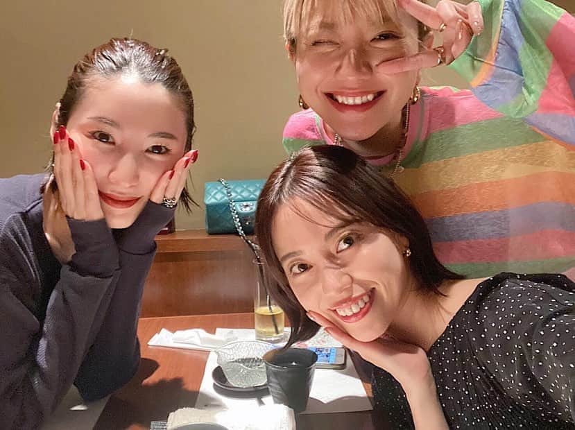 のインスタグラム：「先日 @yuriang_ と @sonchan0111 と初めて3人でご飯を食べに行ってきました👩🏻🧒🏻👱🏼‍♀️💕﻿ ﻿ @meeth_official を通して仲良くなって、正直ご飯へ行く前は、優里亜と「なんか緊張するね😂」とドキドキしていたのですがw﻿ ﻿ そんな緊張はどこへやらってくらい、ほんとに楽しくってたのしくって、全然時間が足りないくらい色んな話で盛り上がって、またすぐ集まろうとなったくらい😝💘﻿ ﻿ 何回「すごい！」と言ったか分からないくらい、ソンちゃん(まだちょっとだけ慣れない呼び方w)のパワーや知識や探究心、向上心、そして情熱と愛がすご過ぎて、優里亜と2人で驚きの連続でした👏🏼🤣✨﻿ ﻿ #meeth 立ち上げまでの秘話や商品に対する想いを聞かせてもらったり、美容について色々と惜しげもなく教えてくれて、改めてソンちゃんもmeethも大好きになったし、微力ながら応援し続けたいと思ったし、何より商品力が素晴らしいから、むしろ応援というか、使わせ続けさせてくださいとお願いレベルの話🙏🏼😂💕﻿ ﻿ 美容通な2人との時間は、本当に貴重だったし、優里亜はもちろん、ソンちゃんのパーソナリティがすごくイケてて、こうして仲良くなれてうれしいきもち🥰❤️﻿ ﻿ そして、あえて加工しなかった美味しいお肉とソンちゃんの肌は、ぷるんぷるんのキランキランでした🤩w﻿ ﻿ この日は優里亜ともうちでまたYouTube撮影をしたり、休憩中も話が止まらなくて、とにかく話しまくりの充実しまくりな1日で、まさにHappy Day☀️でした🥳🌈﻿ ﻿ 大人になってからのこういう縁って、本当に良いなぁ🤤💞﻿ ﻿ 2人ともありがとう❣️またすぐね❣️❣️﻿ ﻿ #日常 #happytime」