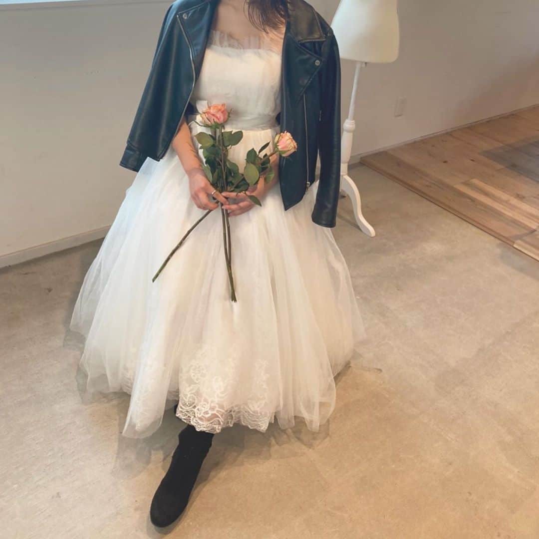 のインスタグラム：「🥀🥀 #プラコレ #DRESSY花嫁 #🥀 #ウェディングドレス #ミモレ丈ドレス  #ライダースジャケット」