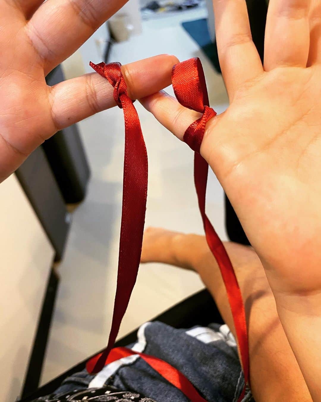 仲宗根泉さんのインスタグラム写真 - (仲宗根泉Instagram)「娘が 突然赤いリボンを 結びつけてきて 「何？」 ってきいたら 「ママと私は赤い糸で結ばれてるから離れたりしないよ🥰」 . . っだってさ。 可愛いすぎないかい？君。 . . #娘day」10月3日 19時45分 - hy_izumi