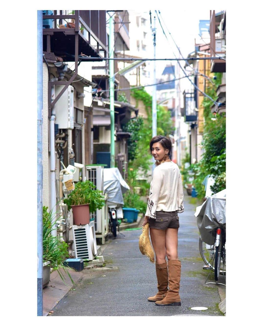 真矢のインスタグラム：「・ ・ 日々を淡々と過ごしすぎてネタがない😂  やらなあかん事はさっさと片付けて、後でのんびりしたいタイプやけど、  やった方が良い事は、後でもできるわ〜と思っていつまでたってもやらないタイプ😂  家の掃除ね😂🧹  頑張って働いてくるさかい、家事全般やってくれる嫁はおらんかのぉ〜😭  ✴︎ ✴︎ #写真と本文は関係ありません  #嫁募集 #ダスキン呼ぼうかな #マジで  #model #maya #真矢 @smile_mayaya  #photographer #vodkka #alwaysthankful #festasole撮影会 #今月はお休み」