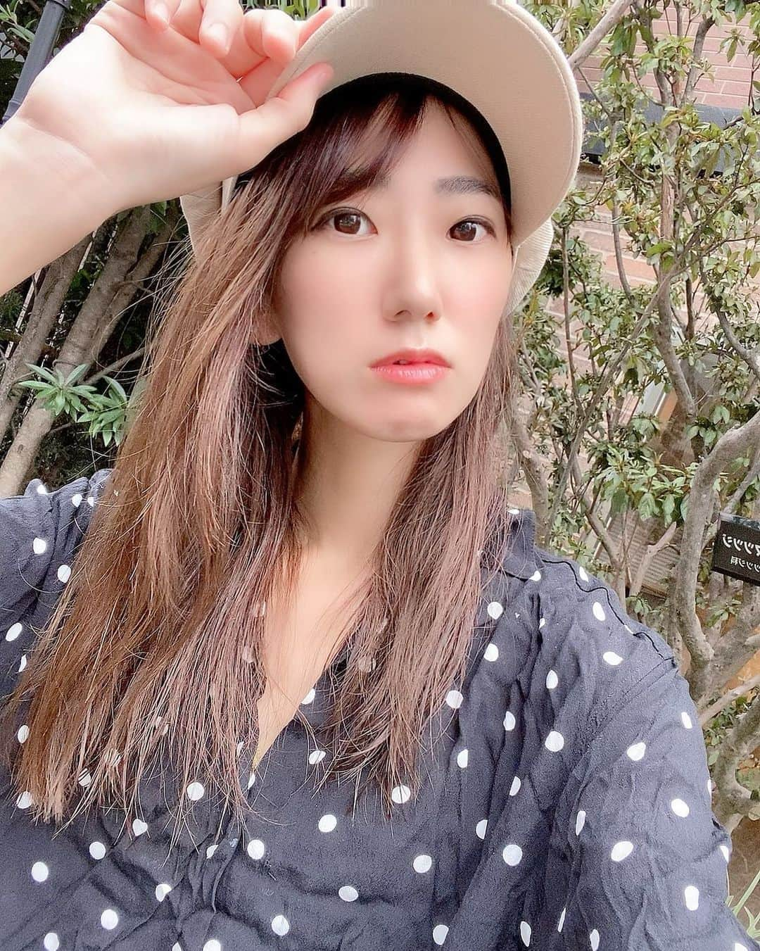 阿川麻美さんのインスタグラム写真 - (阿川麻美Instagram)「先日のロケ中。  #ootd 🧢.. @polkapolka_zakka　  #polkapolka から送っていただいた キャスケットが可愛すぎる♡ 10月にも楽しいキャンペーンがあるそうなので 気になる方は是非参加してね♡  #おしゃれさんと繋がりたい #お洒落さんと繋がりたい  #dweユーザー #dwe #dweユーザーさんと繋がりたい #dwe2歳 #ディズニー英語システム #ディズニー#dbike  #ママスタグラム #ママコーデ #ママリ #ママファッション #ママライフ #ママさんと繋がりたい #ママスタイル #2歳誕生日 #2歳男の子  #レースクイーン #rq #モデル」10月3日 19時46分 - asamichi922