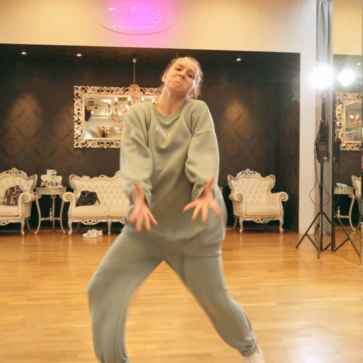 Nika Kljunのインスタグラム：「8 HRS LEFT!!! Join me on IG LIVE hip hop class today and get saucy 🥫 with us!!!! . Teaching this combo! #popstar ⭐️ @djkhaled @champagnepapi @bolero_dance . Shout out to my little cousin @danaja_azman for smashing this choreo in my class the other day. 💦 The youth is huuuuungry for knowledge 🌶🍴🏆🚀🔋📚👟🧢#force #youth ##dancersworld . 21:00 - Slovenia 12am - Los Angeles 3pm - Miami 4pm - Argentina #danceclasses #onlinedanceclass #danceonline #hiphopchoreo #livetoday #dancersofig #dancers_and_dance #nikakljun #nikakljunchoreography #bolerodance」