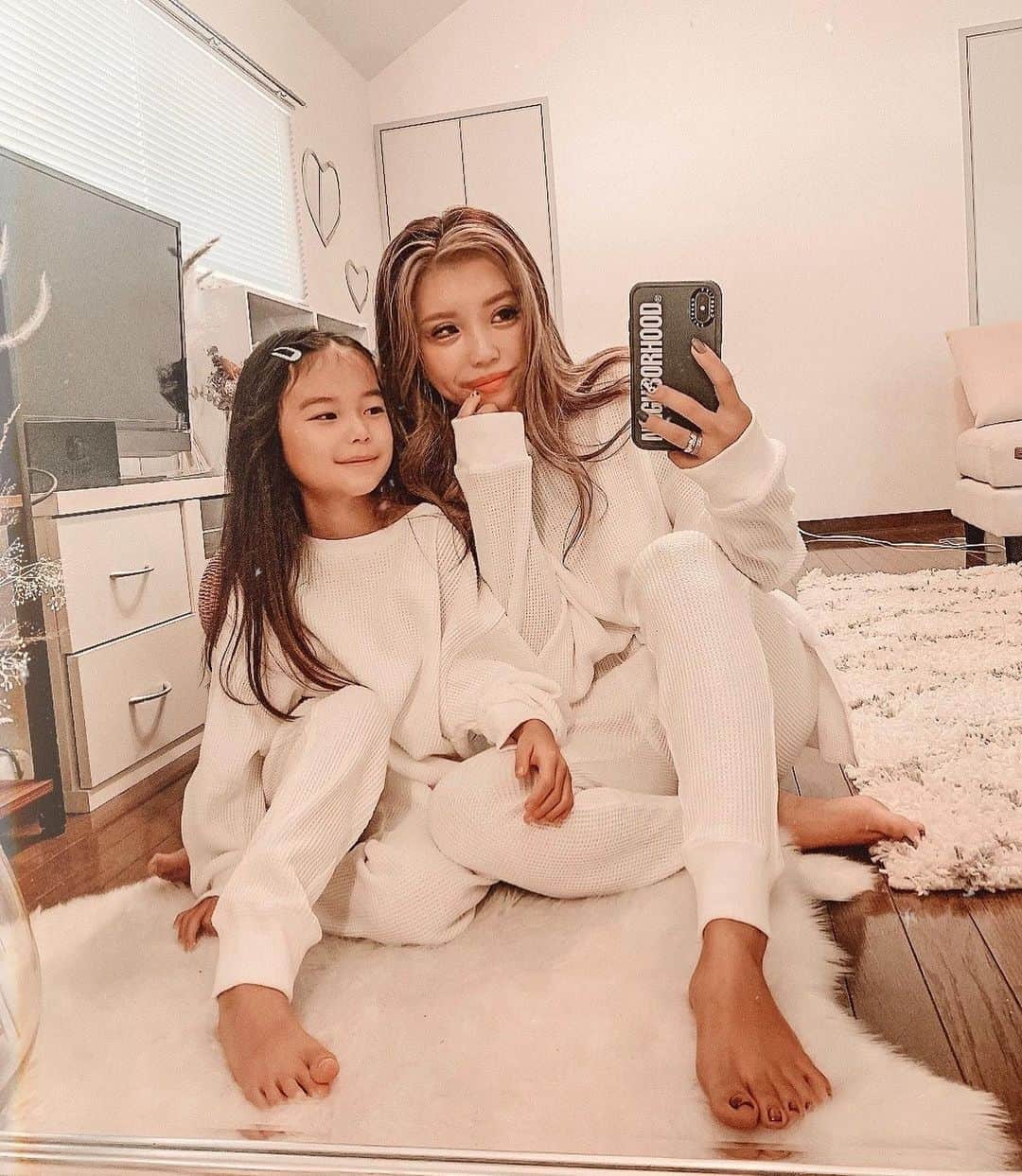 ✷kana✷のインスタグラム：「ᕱ ᕱ ᕱ . . @_maliraj_  で今日販売のワッフルシリーズ！！ めーーっちゃかわいい！ これはホワイトだけどもう 全色好みでやばいです！ なんかポーズあざとくなってしまった← そして👧🏽の作り笑顔w すみません笑 . #maliraj」