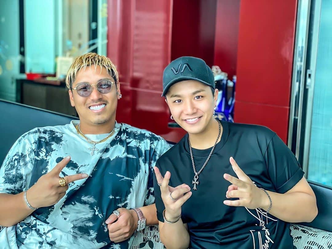 KAZUKI【ANFiNY】のインスタグラム：「思い出投稿😊  おれが大切にしとる "一期一会"や"愛"を 同じように大切にしとるゆきさん✨ @yuki.kabukimono   見た目は怖いけど…🤣笑 あったかくて愛があって いつもおれのことや周りの事を 気にかけてくれる笑顔が素敵な人♪♪  この出会いだって実は 歌がくれた出会いなんよね！  FANFiNYが色んなところから 路上ライブやLIVEのために 時間とお金をかけて聴きにきてくれたように 大阪からわざわざその為に 脚を運んでくれとったんよね😭✨ 「KAZUKIの歌が好きなんよね。」って😢  FANFiNYに対してもやけど 本当に感謝してます。  おれはたくさんの素敵な人達や 家族に支えて貰えとるけん 自分の大好きな歌を歌えとる。  新しい出会いや 新しいなにかで得るものは たくさんあるけど "初心"だけは忘れんように…って いつも心の片隅に置いてます。  これからも自分自身を 誇れるように色んな挑戦をするし 失敗してもいいや！笑 ってくらいの気持ちで前向きに 頑張るけん応援よろしくちゃん📣  ________________________  ゆきさん！ またご飯連れてって下さい😙✨ いつもありがとうございます！ ________________________  #感謝 #FANFiNYは家族 #歌がみんなとおれを繋げてくれた #だからこそこれからも一生懸命歌う」