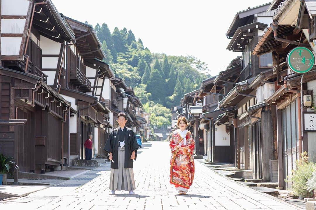 富山結婚式 ヴィラグランディス富山のインスタグラム：「， ， ， ， #金沢 #和装前撮り  ， 華やかな色打掛と袴を 風情ある街並みで撮るとより 新郎新婦様の輝きが増します☺️ ， ， ヴィラグランディスでは撮影場所をご希望の場所で行うことができますのでご希望のある方はいつでもご相談ください♬ ， ， ， ， ， ， #ヴィラグランディス富山 他の写真も気になる方はプロフィールから 公式HPもご覧ください▶︎▶︎▶︎」