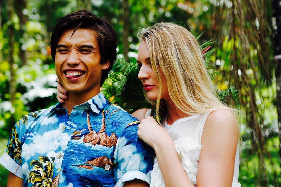 oversea_weddingのインスタグラム：「その旅に 恋をする 写真にこだわるリゾートウェディング ・ photo tour ・ 国内だから時差もなくリーズナブルに、南海の楽園で「宮古ブルー」に輝く空と海に包まれるphotogenicなlover's weddingを。 ・ まずはお問合せを。 #リゾートウェディング #前撮り #ウェディングフォト #後撮り #星空撮影 #ウェディングドレス #hawaiiwedding #花嫁ヘア #フォトウェディング #卒花 #プレ花嫁 #卒花嫁 #日本中のプレ花嫁さんと繋がりたい #沖縄挙式 ウェディング #沖縄ウェディング #写真好き #宮古島 #ビーチフォト #dancingbear #onelove #海外ウェディング #宮古島旅行 #ウェディングブーケ #リゾ婚 #与那覇前浜ビーチ #お色直し #入籍 #宮古ブルー #モバイルウェディング #さとうきび畑の一本道」