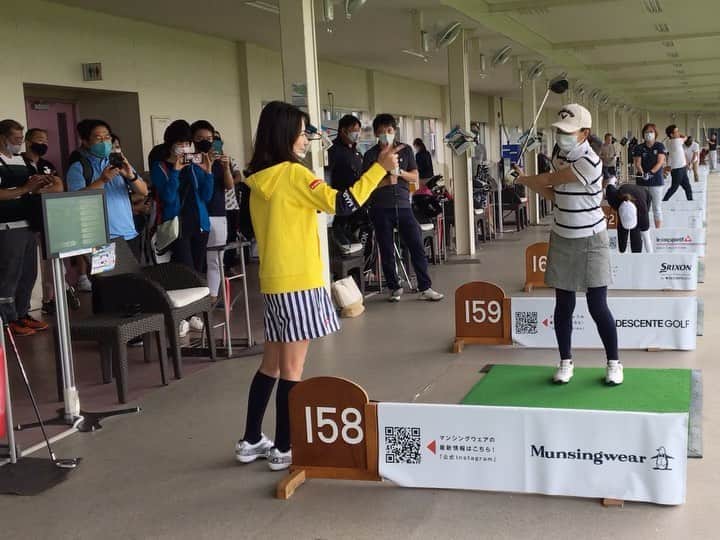 のインスタグラム：「* 今日はデサントゴルフレッスンイベントでした🏌🏻‍♀️ 男性女性、そして小さな可愛らしいジュニアゴルファーまで❣️ お越しいただきありがとうございました😊 またこうゆうイベントが出来たら良いな😊 . . . #ゴルフレッスン #ゴルフイベント #マウスシールド #instagolf  #golf  #lpga #女子プロゴルファー #女子ゴルフ  #ゴルフ女子 #とちテレ #興和 #ゴルフ #インスタゴルフ #ゴルフコーデ  #골프 #高尔夫 #テーラーメイド #TaylorMade #ルコック #コーワ #バンテリン #豆蔵 #lecoqsportif」