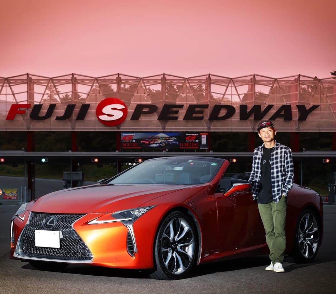 のインスタグラム：「LEXUS LC500 Convertible  エレガントの中にも、少しヤンチャな大人のエンジンサウンド… 例えるなら、べた凪の水面を高級スポーツクルーザーで走ってる感じ😊  運転している最中、優雅な時を過ごせます✌️  撮影　三橋仁明カメラマン  #lexus #lc500convertible  #三橋仁明 #カメラマン」