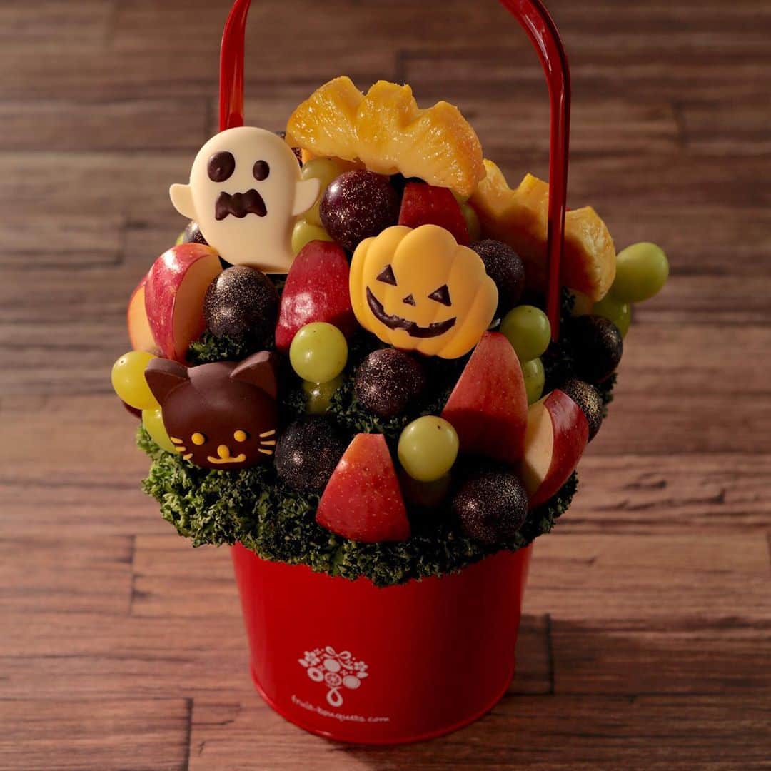 Fruit-bouquets.comさんのインスタグラム写真 - (Fruit-bouquets.comInstagram)「【特別価格のハロウィン限定商品】 Happy Halloween!(ハッピーハロウィン!) . オバケやカボチャ、ネコのチョコレートが 可愛らしいハロウィン限定フルーツブーケ🎃 . ¥7,300〜と通常よりお得‼️ ハロウィン期間は予約が埋まる場合もございますので お早めにご予約ください💐 . 魅力はフランス産高級チョコレートだけでなく、 巨峰やシャインマスカット、リンゴといった 秋が旬のフルーツもたくさん🍁 . ハロウィンパーティーなどの イベントを盛り上げるギフトにピッタリ❗️ ご自宅など指定の場所へお届けいたします💐 . #フルーツブーケ #プレジール #フルーツ #花束  #西千葉 #フルーツケーキ #果物 #ハロウィン🎃  #サプライズケーキ #ハロウィン #贈り物  #パーティー #フルーツギフト #果物大好き  #サプライズプレゼント #ハロウィンパーティー  #インスタ映え #インスタ映えスイーツ  #スイーツ #ギフト #おうち時間 #巨峰  #シャインマスカット #サプライズ #プレゼント  #フォトジェニック #ホームパーティー #フルーツ大好き  #ハロウィンスイーツ」10月3日 19時56分 - fruitbouquet.japan
