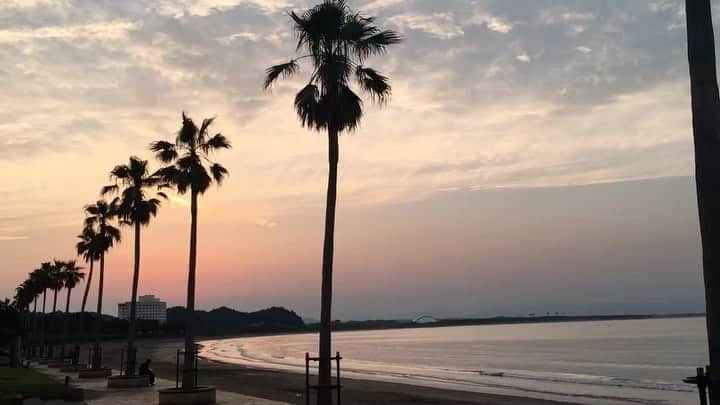 ANNA のインスタグラム：「今日は父の5回目の命日💫・　 すっかり忘れてたのに朝方ばっちり夢に出てきた😂💭・ 最高で最強でずっと大好き🌊・ ・ ・ ・ #フレアパパ #アンナパパ」