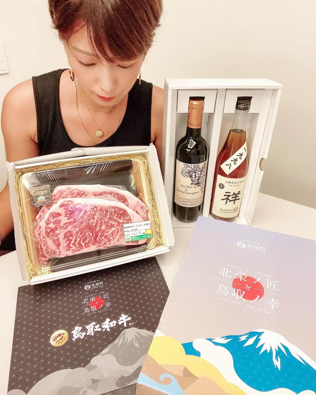 彩海のインスタグラム：「. . なんと！ 私のフォロワーさんの中に 鳥取県北栄町のふるさと大使に任命されている方がおりまして！ DMを頂きまして！！ 送っていただいてしまいましたー！😳  .  鳥取県の東伯和牛という日本一に何回も輝いた 高級和牛肉🥩のステーキと 北栄町発祥の老舗のワイン🍷のセット！ . . こんな素敵な出会いだったので 鳥取県北栄町を調べてみたら “名探偵コナンに会えるまち” 作者の青山剛昌先生の出身地らしいのです！ ビックリ！！！ . コナン駅やコナンにまつわるスポットが多数あり、 まさに名探偵コナンの聖地！ . . 鳥取県未上陸な私は 調べていたら、いってみたくなっちゃった✈️ . . 私は基本的にDM全て返信型なので フォロワーさん達とすーぐ仲良くなるのですが ほんとすごい方だらけです😳😳😳 . . Instagramを通して こんな風に皆さんと交流できるのも嬉しいし、だいすき！ なにかあればご遠慮なく DMどんどんくださいね〜！ . . . #鳥取県 #北栄町 #名探偵コナン #名探偵コナン好きと繋がりたい  #鳥取県観光 #鳥取県北栄町 #コロナに負けるな #国内観光地元気になーれ」