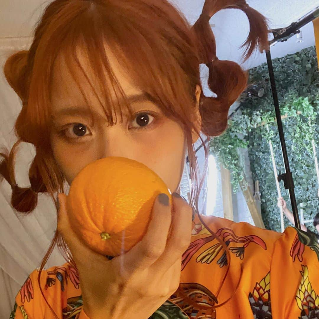 AMIさんのインスタグラム写真 - (AMIInstagram)「今回のジャケット撮影は オレンジで固めました🍊  カメラマンのダブちゃんが 背景のオレンジ色も用意してくれて とても良い感じになりました！  TAMAYURA-RIは "玉響"という言葉に 余韻を持たせた造語です。  この状況下が続く毎日、 かけがえのない時間や かけがえのない人という存在を 感じるようになりました。  あいたい人に会えなかったり、 昔を思い出して ノスタルジック気持ちになったり。  命の尊さも、 "不変"というものの難しさも。  不安な毎日だからこそ 支えてくれる力のありがたみを感じ このあったかいアルバムが 完成したなと思います。  いまは今しかなくて それの連鎖こそ人生で、 だからこそ たまゆらの日々を 大切に愛して生きていきたいと 思っています。  ちなみにうちの母親は昔から "ママはオレンジ色いっぱい買っちゃうの"って言ってたので、 血は争えないなと思いつつも、母親もnew album喜ぶだろうと確信しています。🍊🍊  これからInstagramも 新しいアルバム『TAMAYURA-RI』 説明など 沢山語ってしまいますが よろしくおねがいします！！」10月3日 19時57分 - amipom1007