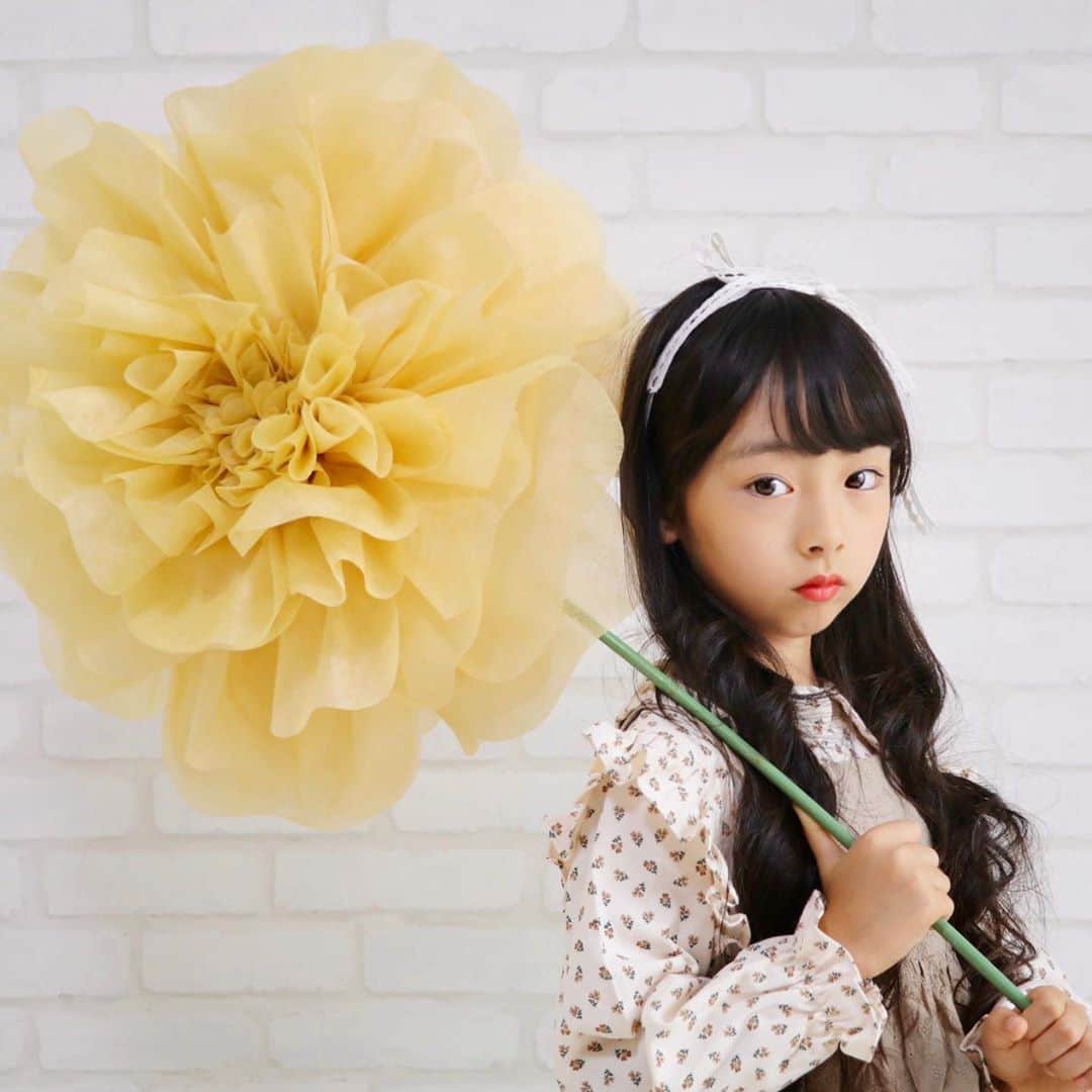 Akiのインスタグラム：「10/3 ・ 系統迷子で有名な我が子ですが 最近ナチュラルなお洋服が とっても気になる👧🏻🍃 ・ #似合うかどうかは別として ・ ・  @urbancherry_ でGETした秋服 もう1つがこちら💁‍♀️ ・ フラワーフリルブラウスと エプロンワンピースのセット☺️♡ ・ ・ どう？どう？ 森ガールになれてる？🌳 ・ ・ 森ガール系のヘアアクセとか 母ちゃんもちろん持ってないわけで ・ でもせっかくなら 何か頭につけたい ・ ・ あ、裁縫箱にリボンあるじゃん← ・ てことで レースのリボン巻かせていただいてますぅ☺️🎀 ・ #ヘアアクセは裁縫箱から探す人と繋がりたい ・ ・ こちらのお洋服も前回同様 サイズ130ですありがとうございます😌← ・ ・ ・ ・」