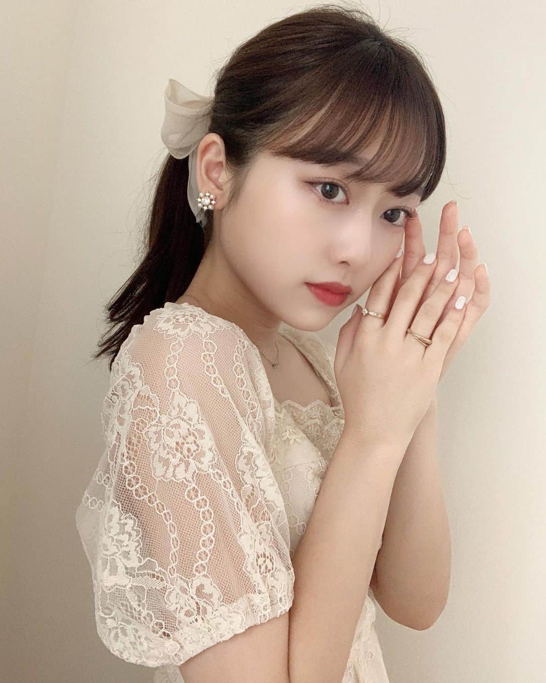 としお理歩のインスタグラム：「#りほすたいる やっぱり女の子なお洋服好きだな〜🕊♡ @17kg_official のワンピース。 . . #レースワンピ」