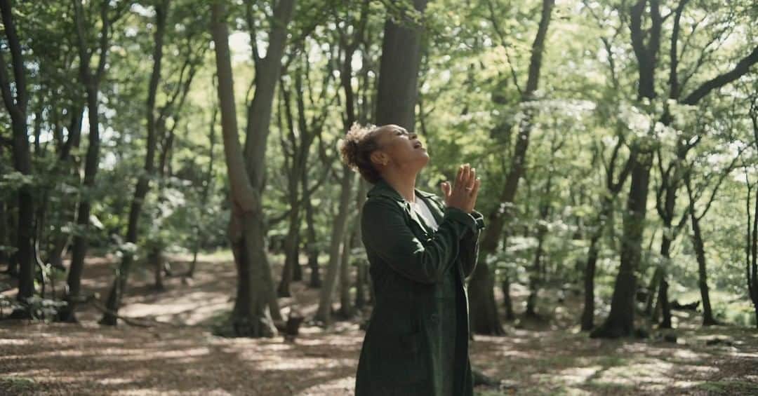 Emeli Sandéのインスタグラム：「Everybody stay prayed up 🙏🏽  Get the 4 versions of Prayed Up now for a donation to @amnestyuk and @nhscharitiestogether and watch the video at the link in bio」
