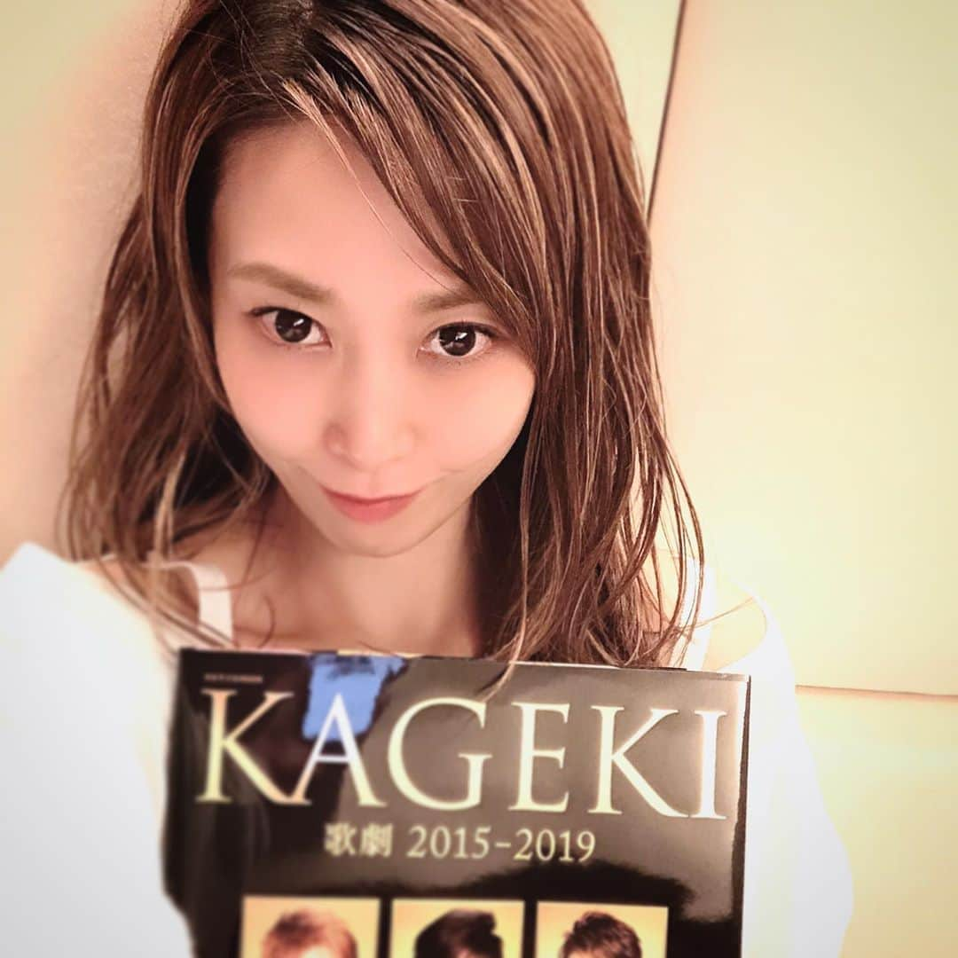 龍真咲さんのインスタグラム写真 - (龍真咲Instagram)「KAGEKI届きましたー🎁 懐かしい！！！！ そして進化している⤴︎⤴︎⤴︎ レスリーの撮影の後は筋肉痛になったのをふと思い出しました😊懐かしいなぁ。。。寝る前に読みたいと思います❤️ さて。。。。 今日も。。。そわそわ隊、準備はokかな⁉️ #龍真咲のMOONLIGHTPARTY#ニッポン放送　今夜21:10〜です📻 勿論、今日も野球の為あるかなないかなーですがぜひ待機してください👍👍👍  しかし。。。 自分で見てても懐かしいというかこれって私なんだっけ⁉️みたいな錯覚におちいっちゃいます。。笑 ほんとにっ😆」10月3日 20時01分 - masaki_ryu