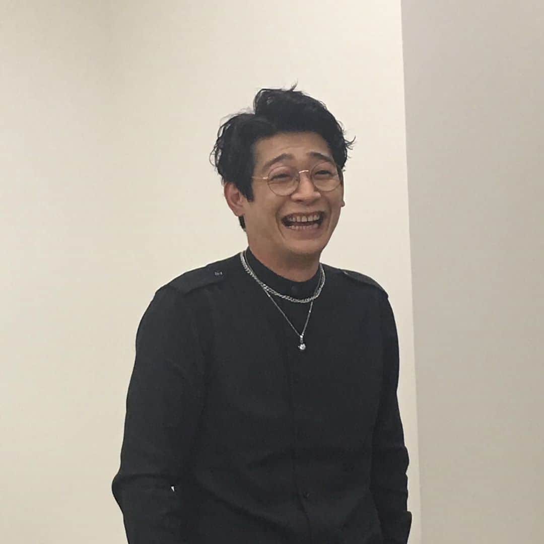 鰻和弘さんのインスタグラム写真 - (鰻和弘Instagram)「【吉本坂】  初めて衣装着てMV撮影。  現場にいろんな黒の衣装、備品が用意されていた。  せっかくなので別人と思われるぐらい、普段選ばない衣装、身に付けない備品を選んだ。  「前髪上げてもらってもいいですか？」 「これ、メイクさんの眼鏡ですか？貸して下さい」 「このネックレスつけてもいいですか？あっこれもです」 「ブレスレットも両腕はめてもいいですか？」 「指輪もいいですね〜はめれるだけはめていいですか？」 「イヤリングもあるじゃないですか！？これって穴空いてなくても付けれるやつですか？」  とりあえず付けれるだけ付けた。  結果  #オネエみたいになる #収録前に運営さんに #そっと外される #残ったのは #メガネ #ネックレス2つ #その写真しか残っておらず #ちなみに #大槻ケンヂさんみたいな線は #描く前に止められました」10月3日 20時02分 - unaginigaoe