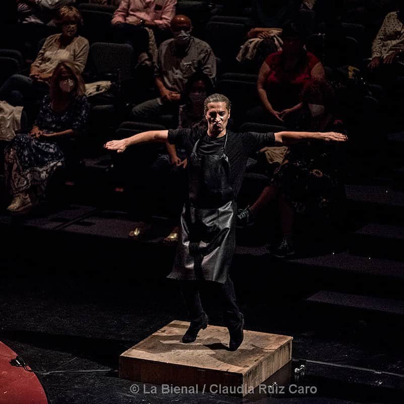 DeFlamenco.comのインスタグラム：「‘Gatomaquia’, la nueva diversión de Israel Galván por @saraarguijoes  Israel Galván anoche en @labienaldeflamenco   En la portada de nuestra web deflamenco.com   https://www.deflamenco.com/revista/resenas-actuaciones/gatomaquia-la-nueva-diversion-de-israel-galvan.html  #flamenco #labienal #deflamenco #baileflamenco #sevilla #flamencosevilla」