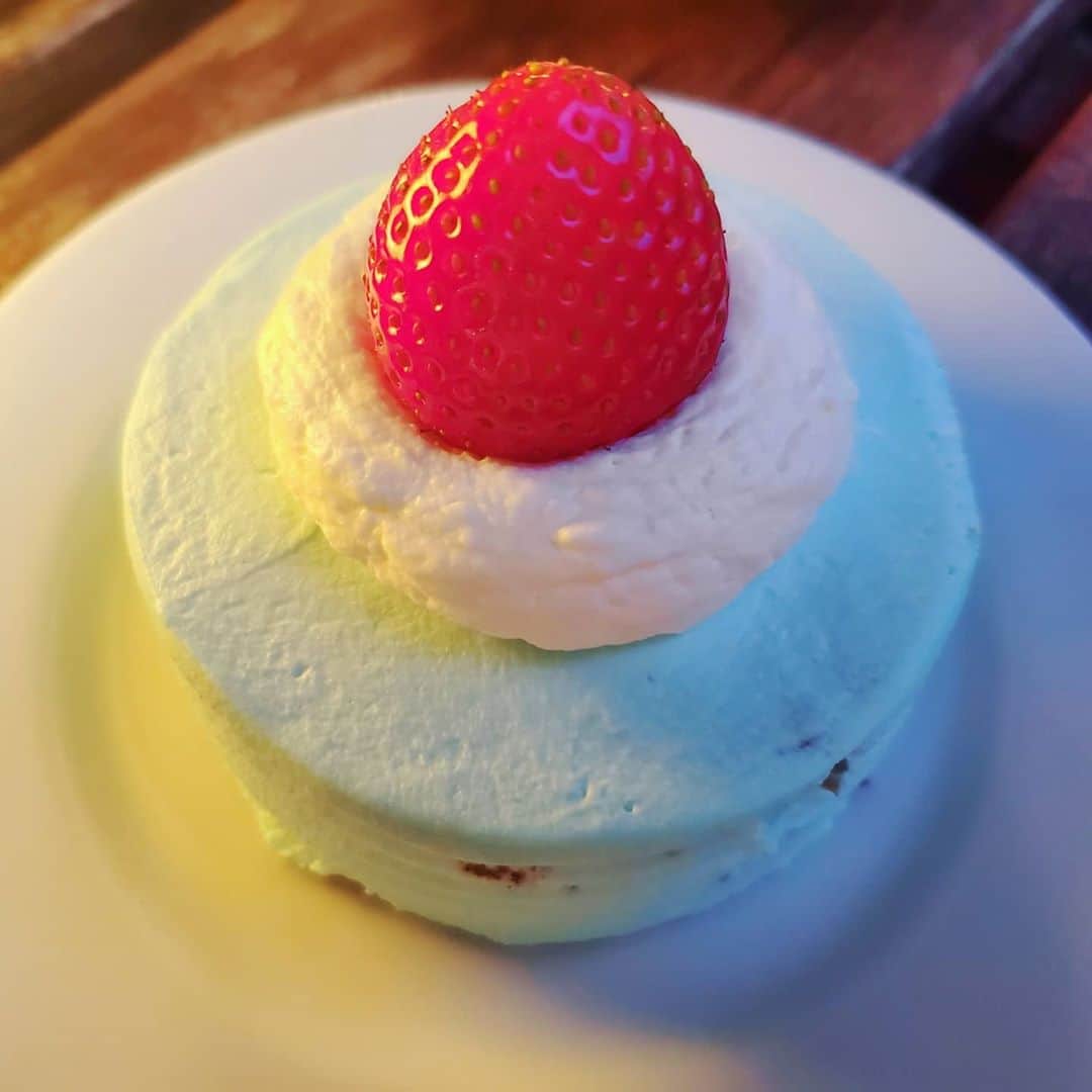 佐々木優佳里さんのインスタグラム写真 - (佐々木優佳里Instagram)「🎂  ブルーショートケーキ💙 一目惚れでした。笑  @shizuka_endo_  いつもありがとう💗  #ブルー #blue  #ケーキ」10月3日 20時04分 - yuka_mocha_roll