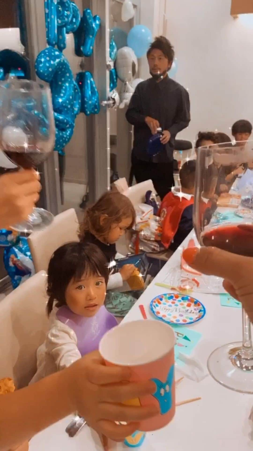 Nazukiのインスタグラム：「🎂 ℝ𝕖𝕟 ℍ𝕒𝕡𝕡𝕪 𝔹𝕚𝕣𝕥𝕙𝕕𝕒𝕪 🎂  蓮琉3歳誕生日🎉 お友達サプライズでお祝いしてもらいました👏🏻👏🏻👏🏻👏🏻  #happybirthday #ren #birthday #3yearsold  #friends #3歳誕生日　#誕生日 #3歳男の子　#バースデーパーティー #誕生日会」