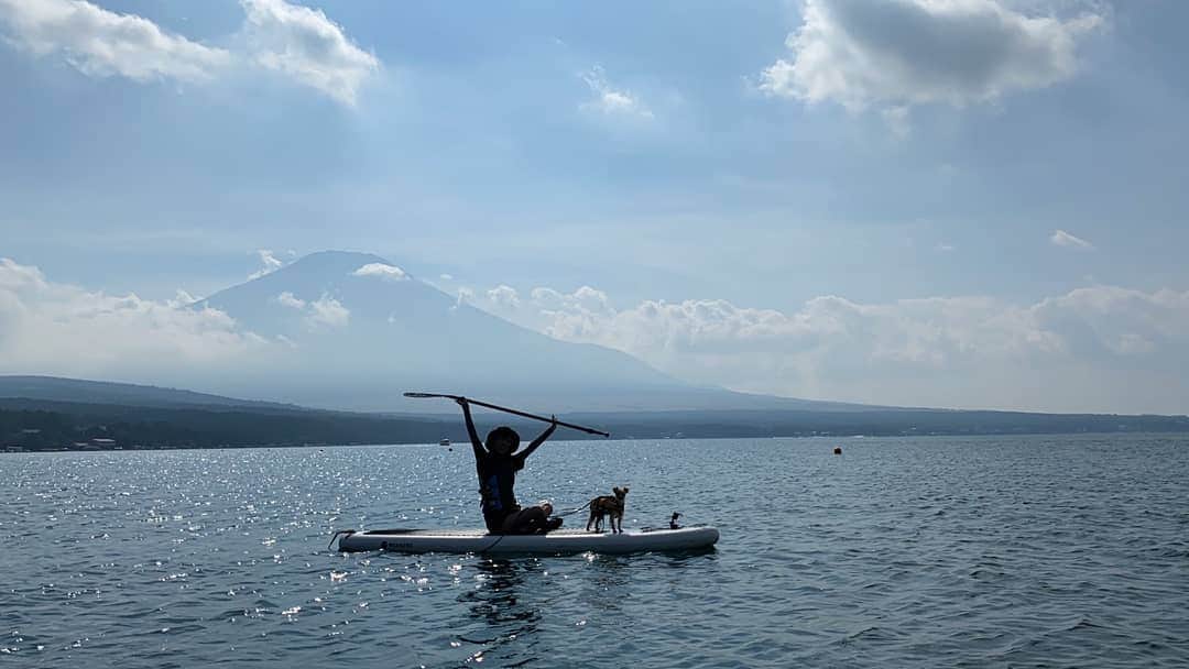 溝口恵のインスタグラム：「少し前にサップしたのだけど、今回は私とひじきだけで乗りました！ ※さとみ先生指導の元  後ろは雲がかっていますが富士山🗻 逆光で表情見れないけど😂  #愛犬 #ひじめぐ #サップ #富士山 #dogstagram #dog #dogsofinstagram」