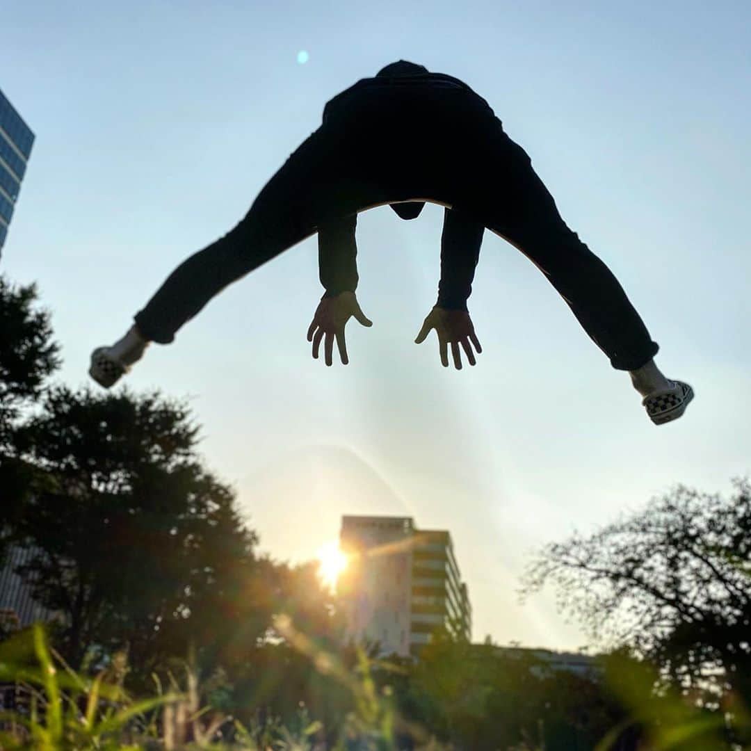 元気☆たつやのインスタグラム：「JUMP！！！！  #JUMP #ジャンプショット #shadow #Followus #Followme #跳び箱 #夕陽」