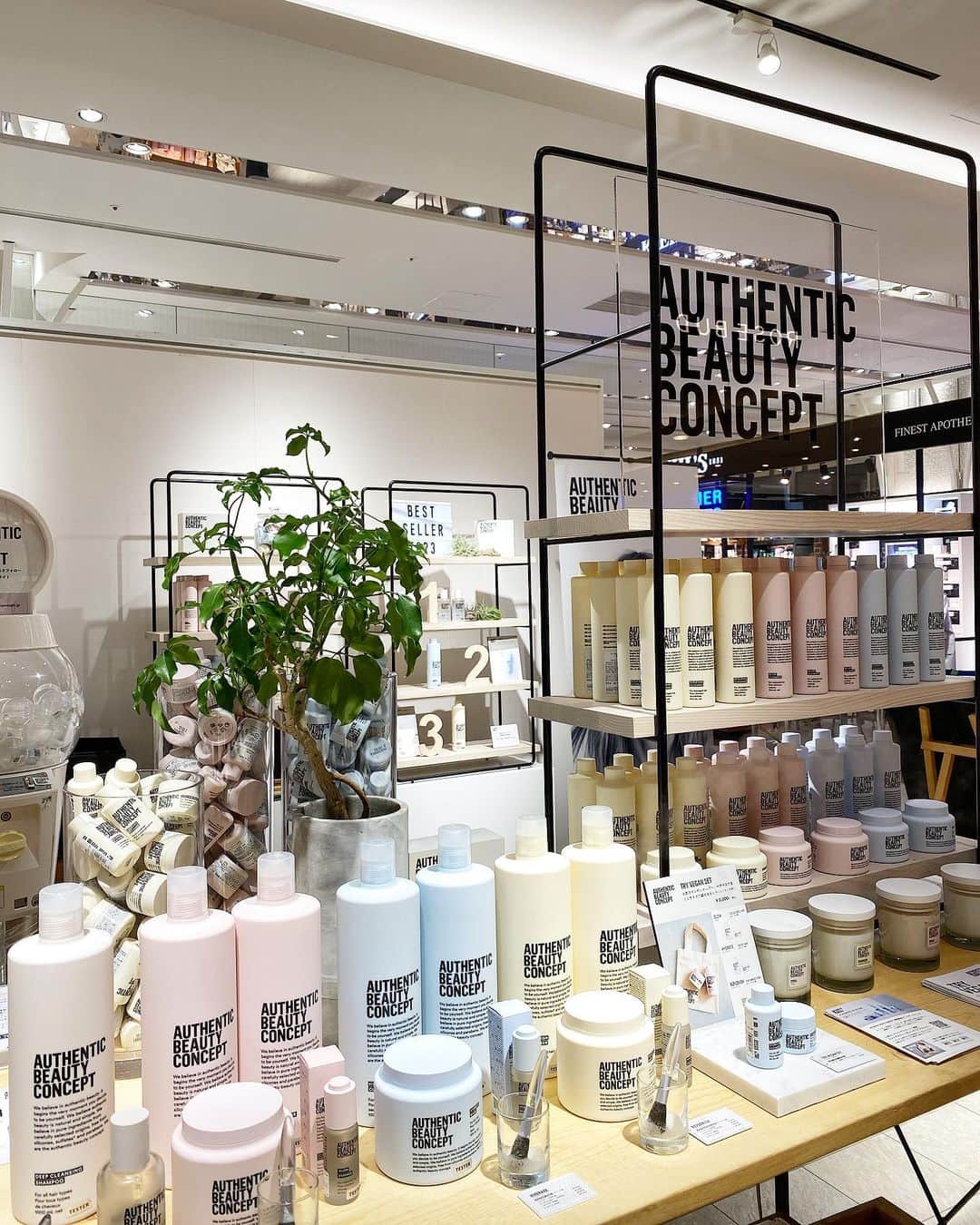 後藤理沙子のインスタグラム：「AUTHENTIC BEAUTY CONCEPTのポップアップに行ってきました🌼 AUTHENTIC BEAUTY CONCEPTはオーガニック製品に特化していて、サステナブルな原材料で作られているヴィーガンヘアケアブランドです🍃シャンプーはとても泡立ちが良く、香りも優しい♪人気アイテムのインダルジングオイル使わせてもらったんだけど、さらさらとしたオイルなので髪につけてもベタつかずに綺麗な束感が出て気に入りました！10/6(火)までタカシマヤ ゲートタワーモール2階イベントスペースにて 期間限定ポップアップストアが開催されてるのでぜひ！ * #オーセンティックビューティーコンセプト #PR」