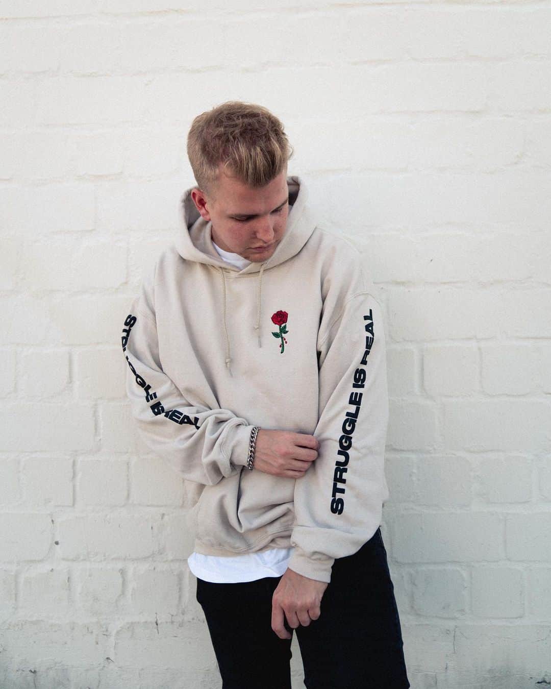 Kayefのインスタグラム：「MORGEN um 12:00 Uhr kommen 2 neue richtig freshe Hoodys in den Shop und die aktuellen Produkte werden aufgestockt 🔥🙌🏻 Schaut vorbei und gönnt euch :) Zu jeder Order gibt‘s eine Autogrammkarte dazu - solange der Vorrat reicht ❤️✌🏻 Viel Spaß #kayefmerch #kayef」