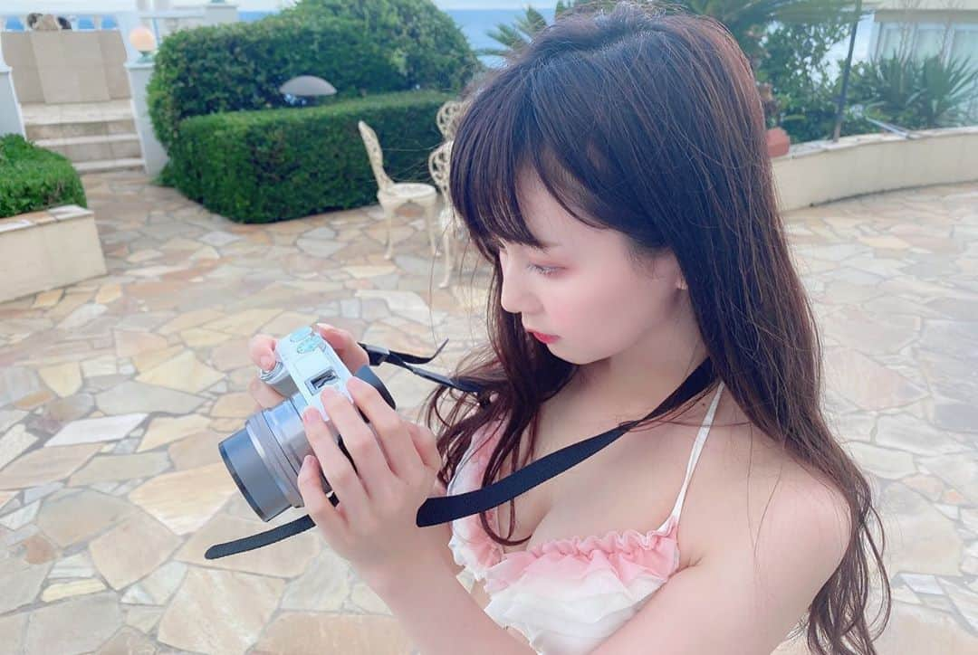 金久保マユ（ぼんぼん）さんのインスタグラム写真 - (金久保マユ（ぼんぼん）Instagram)「恥ずかしい気持ちもありつつですが、まだ暑さも残ってるうちに先日の写真を投下していきます…🍁 . . . 1枚目は一眼レフ、2.3枚目はスマホで撮りました。やっぱり画質がすごい🥺♡ . . . . 暑さがコロコロ変わりますが、皆様体調にはお気をつけて…！！ . . . 全然関係ないけど、いま夜夜ごはんにラーメン食べるかカレー食べるか迷ってます。どっち…？ . . 笑 . . . . . . . . . . . . . .  #きょコ#美意識向上#秋コーデ#夏コーデ#すき#美意識向上#かわいくなりたい#メイク#ぴんく#ヘアアレンジ#夏#ポートレート#写真#ファッション#前髪#ぱっつん#水着#水着コーデ#水着姿#水着女子#プール#海#ホテル#旅行#映え #カメラ好きな人と繋がりたい #love#photo#camera#animegirl#asmr」10月3日 20時11分 - kanakubo_mei