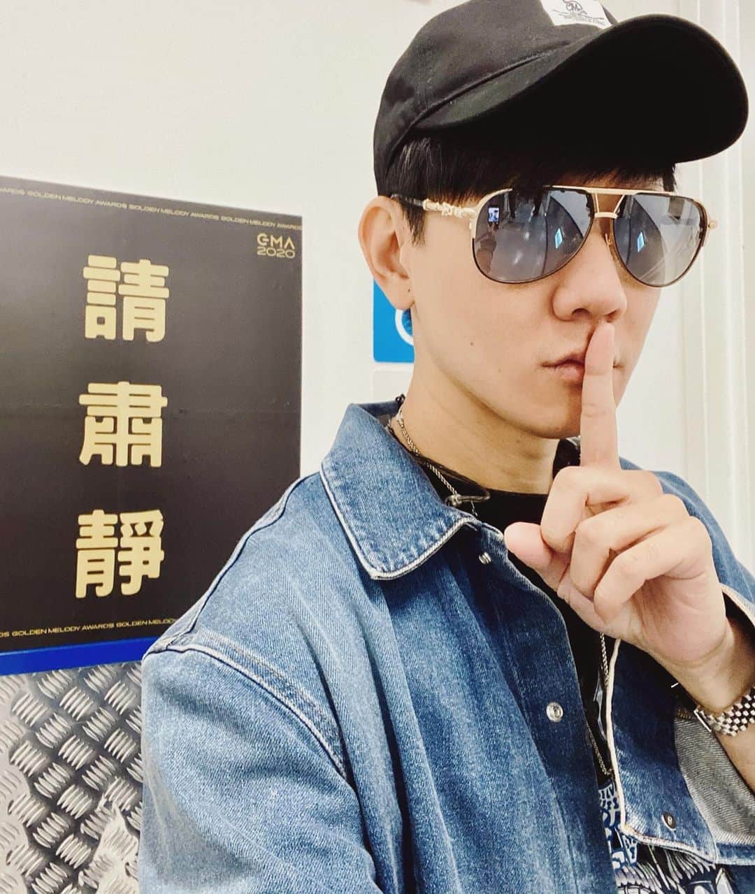 林俊傑のインスタグラム：「Sshhh...不要大聲說我來金曲獎了，或許在另一個時空，我們正要在 high 唱 #聖所wonderland ! 無論「第幾號時空」，待會台上見！  Tonight we shall rock the Golden Melody Awards stage! Perhaps in another universe, we are prepping to start our #sanctuaryworldtour show! See you onstage!  #sanctuaryworldtour #gma31  #交換餘生」
