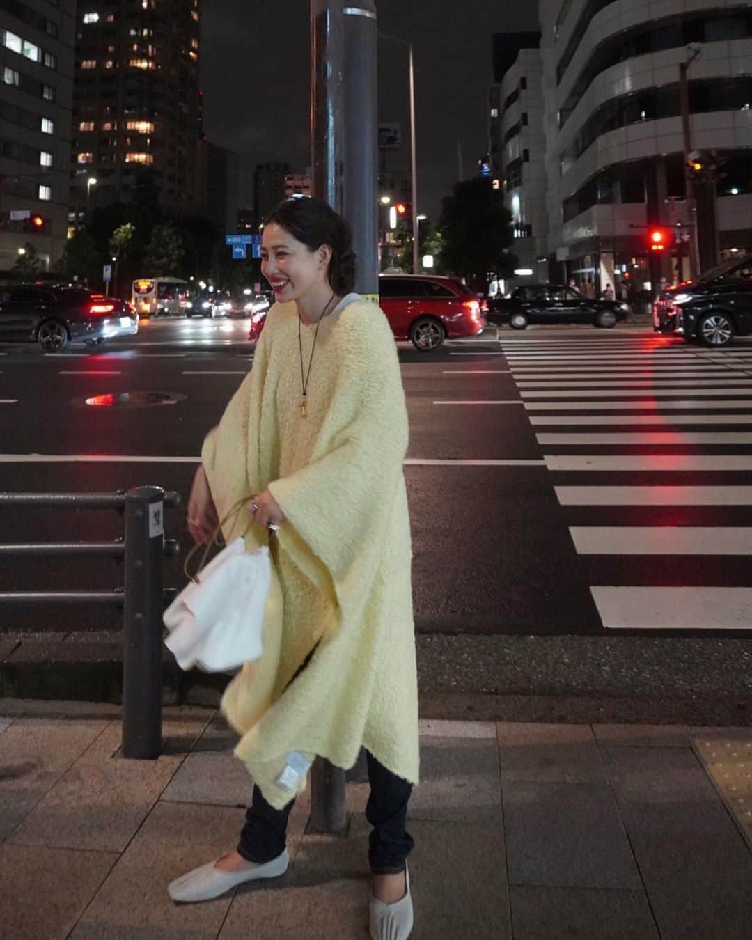 JUNNAのインスタグラム：「夜の交差点で...  #ブークレ2WAYストール  ETRÉ TOKYOではお品切れしておりますが @elleshop_jp に3色ございます20:20(現在)  珍しくライムイエローを手に取って 🟨のHAPPY感に引っ張られた１日...🍋  レモンイエローとアイボリー、 ホワイトみたいなトーンの合わせも好きだな💭  合わせたのはお気に入りの  @mediam_official の　deer skin bag  #2020ETRE_AW  【新作発売スケジュール】 📍ルミネ新宿店　毎週木曜日 📌ETRÉ TOKYO  毎週木曜日19:00 📌ZOZOTOWN  毎週金曜12:00 📌ELLESHOP  毎週土曜19:30  #ヘアスタイル #ヘアアレンジ #カジュアル #ミディアムヘア #アディクション#赤リップ #秋メイク#オレンジ#ブラウン#ベージュ#カジュアル #大人カジュアル#秋#秋服 #156cm#etretokyo#イエロー#ニット」