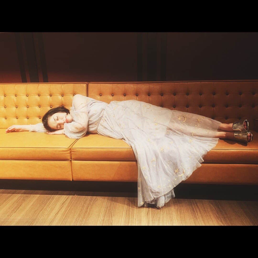城南海さんのインスタグラム写真 - (城南海Instagram)「October 3,2020  #城南海 #月刊城南海  #kizukiminami #minamikizuki #singer  #music #japan #tokyo #fashion #instagood #furfur #book #relaxing #goodnight #tulledress #nightsky #🌙 #⭐️ #📕 #🛋 #🚪   hairmake&photo 加藤リーヌ @cat_rinu」10月3日 20時18分 - kizukiminami
