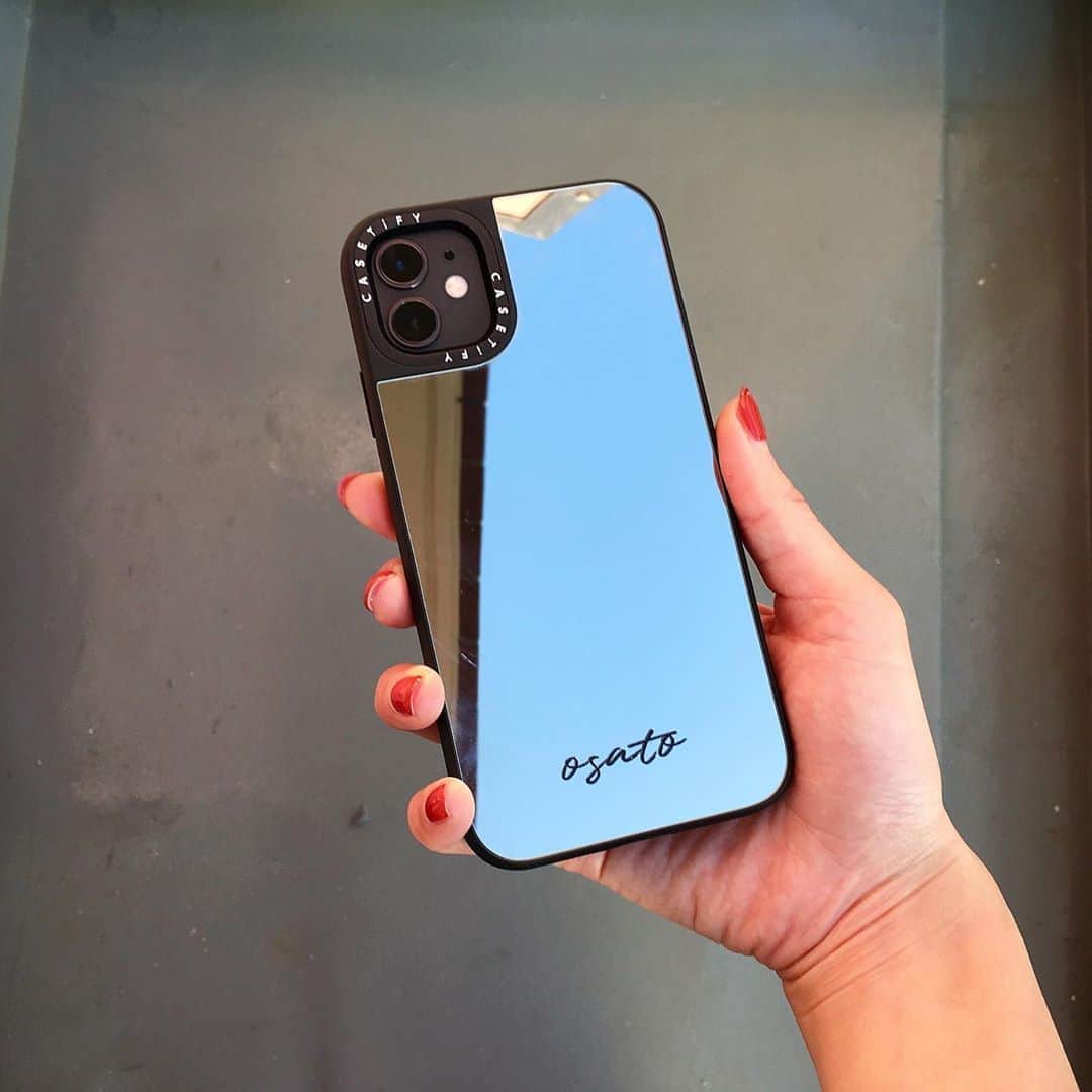 のインスタグラム：「.  お気に入りのiPhoneケース✌🏻❤️﻿ ﻿ ミラーになってるからめちゃくちゃ便利🤔﻿ おさとって文字も入れてみました☺︎﻿ ﻿ ﻿ ﻿ ﻿  @casetify @casetify_jp ﻿ #CASETiFY #CASETiFYミラーケース #stateyourcase #iphoneケース」