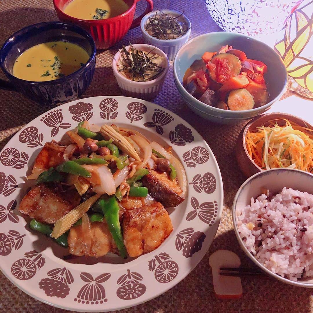 kaoringoのインスタグラム：「食費の節約頑張ろうと思う！ 食費の節約頑張ろうと思う！ (大事だから2回言いました)  秋鮭のバター醤油焼き 長芋のオーブン焼き ラタトゥイユ サラダ かぼちゃスープ」