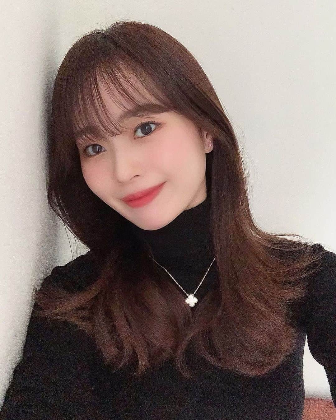 ハンナミのインスタグラム：「伸ばしていた前髪を また切ってしまった 💇🏻‍♀️❤️  결국 앞머리 잘라버림 ,, 헿헤  pierce @hirotakajewelry necklace @vancleefarpels」