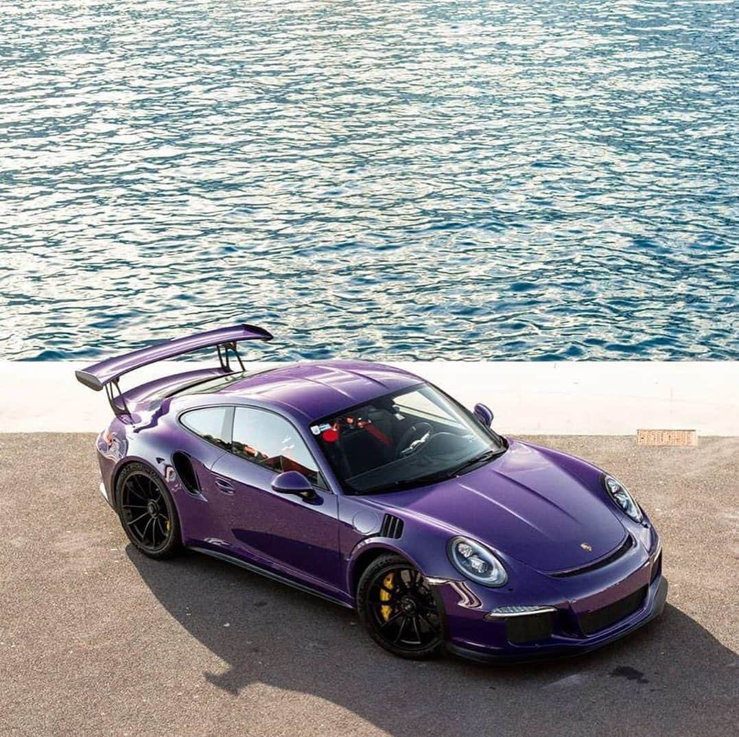 Porscheさんのインスタグラム写真 - (PorscheInstagram)「Bold purple meets cool blue in Monaco.   (📸 @brandonjdawes) #Porsche #PorscheMoment」10月3日 20時22分 - porsche