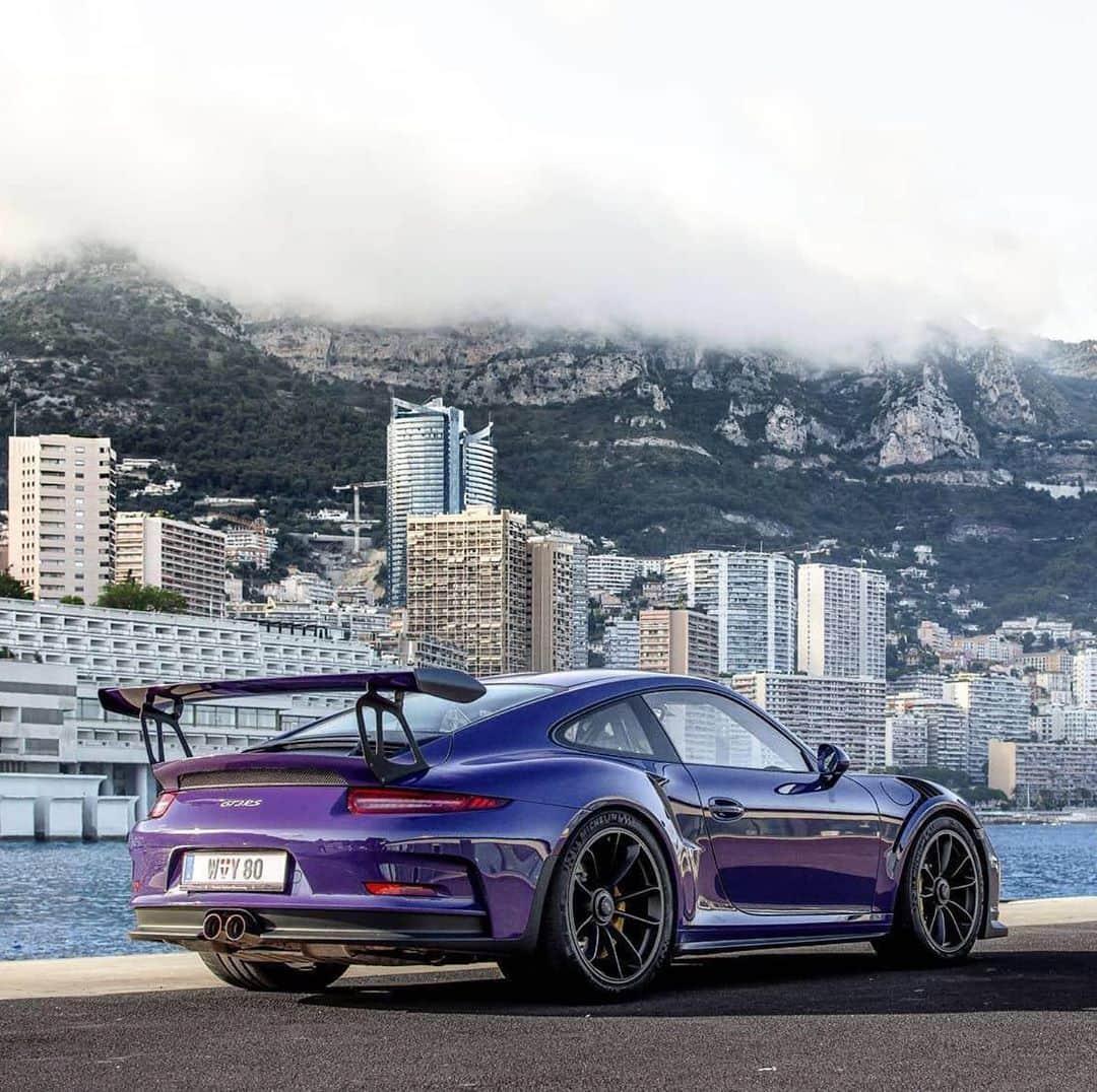 Porscheさんのインスタグラム写真 - (PorscheInstagram)「Bold purple meets cool blue in Monaco.   (📸 @brandonjdawes) #Porsche #PorscheMoment」10月3日 20時22分 - porsche