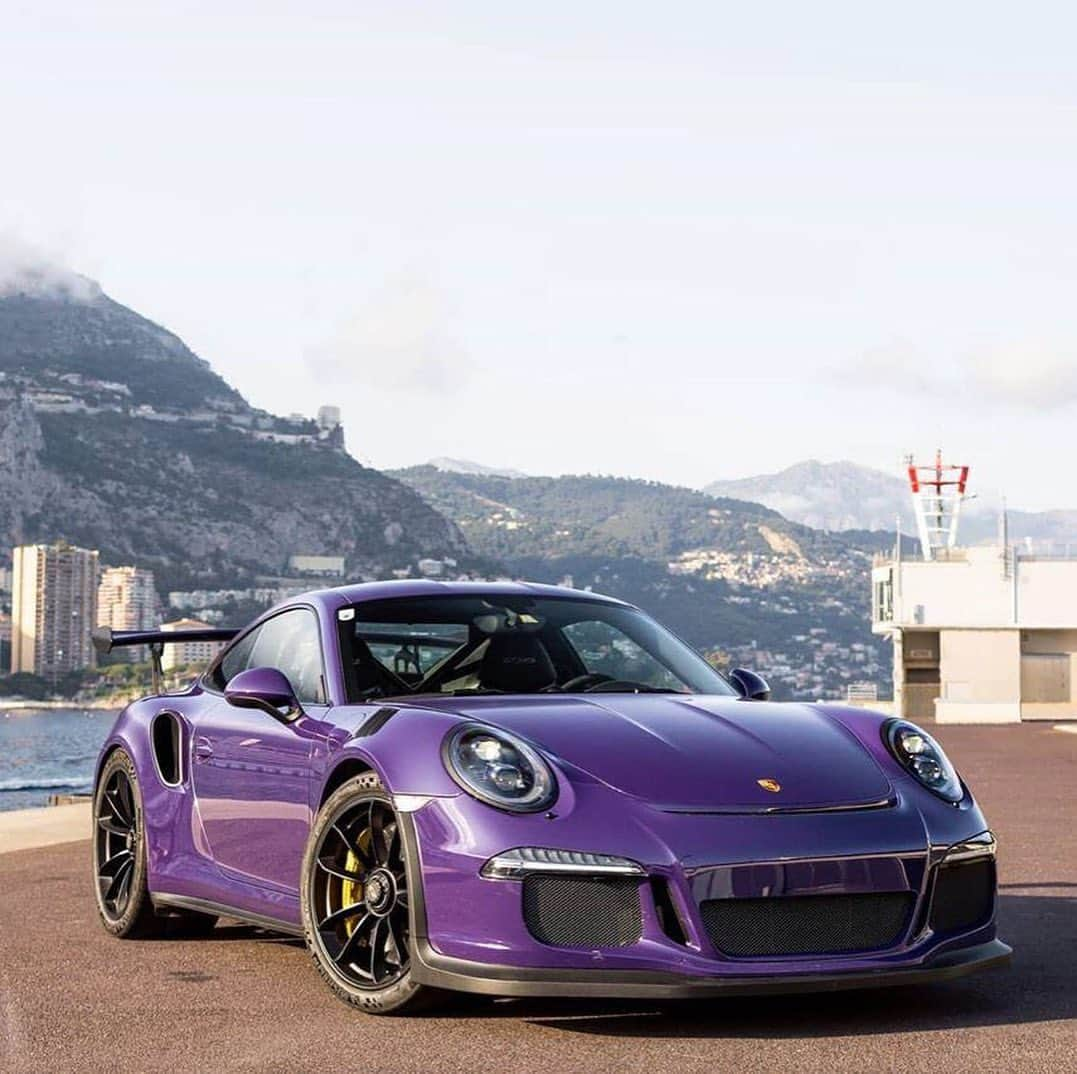 Porscheさんのインスタグラム写真 - (PorscheInstagram)「Bold purple meets cool blue in Monaco.   (📸 @brandonjdawes) #Porsche #PorscheMoment」10月3日 20時22分 - porsche