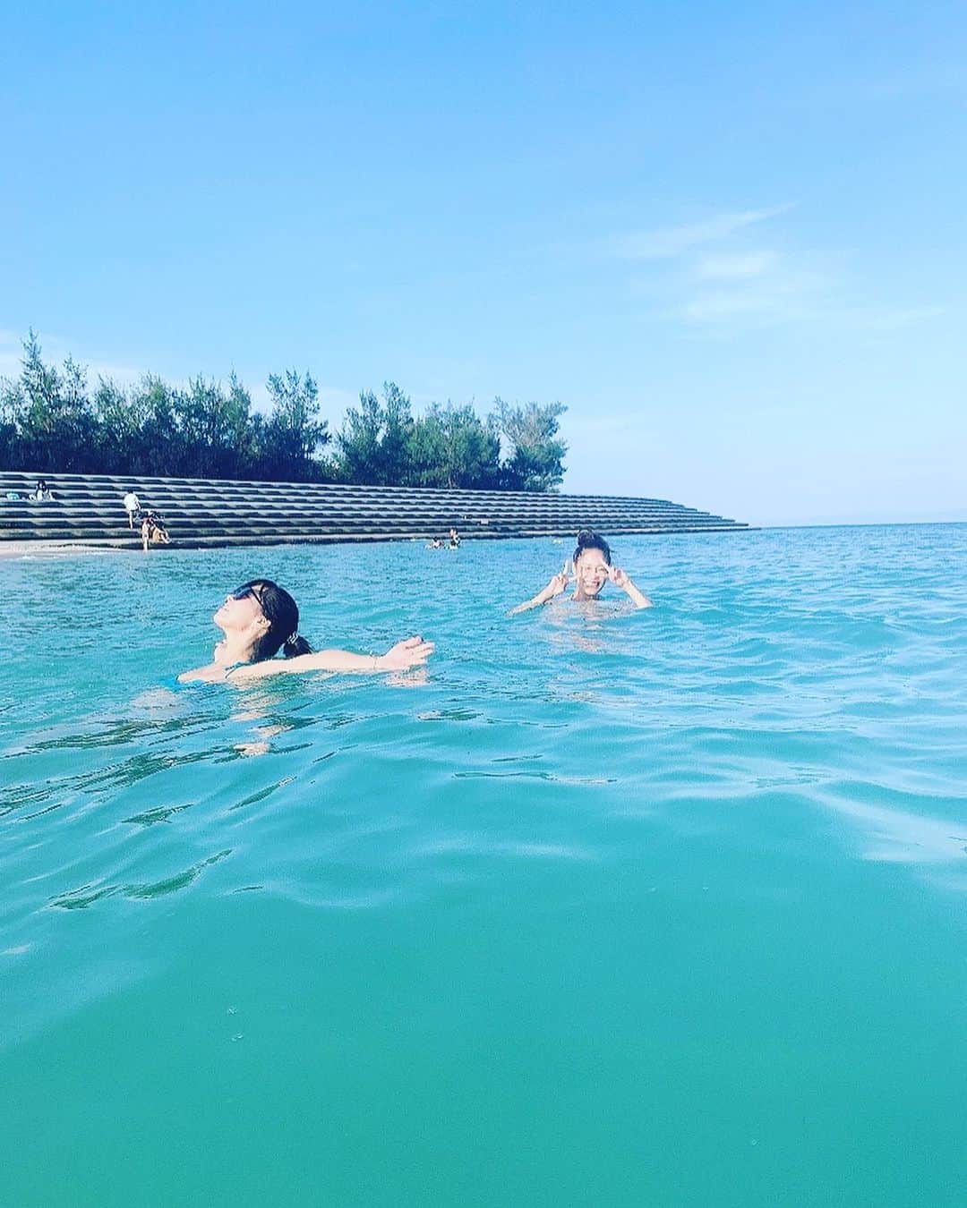 夏奈子さんのインスタグラム写真 - (夏奈子Instagram)「今年は大好きな海に 6回はいけたかな🏝🏖 本気で泳いだり🏊‍♀️ 海を眺めるだけでも👀 ゆっくり幸せな気持ちになる 時間が大好き😘  海はなーんにも考えず 癒しの時間です＾＾ もう今年は泳げないのかと思うと寂しい… 今年も、まぁまぁ焼けました。笑  写真は9月20〜24日までの 沖縄旅行❤️ 沖縄旅行もまたupしまーす！  ゴミが減りますように…  #沖縄 #海 #自然 #大好き #癒し #最高 #ありがとう #誕生日おめでとう #旅行 #女旅 #love」10月3日 20時33分 - chankana0609
